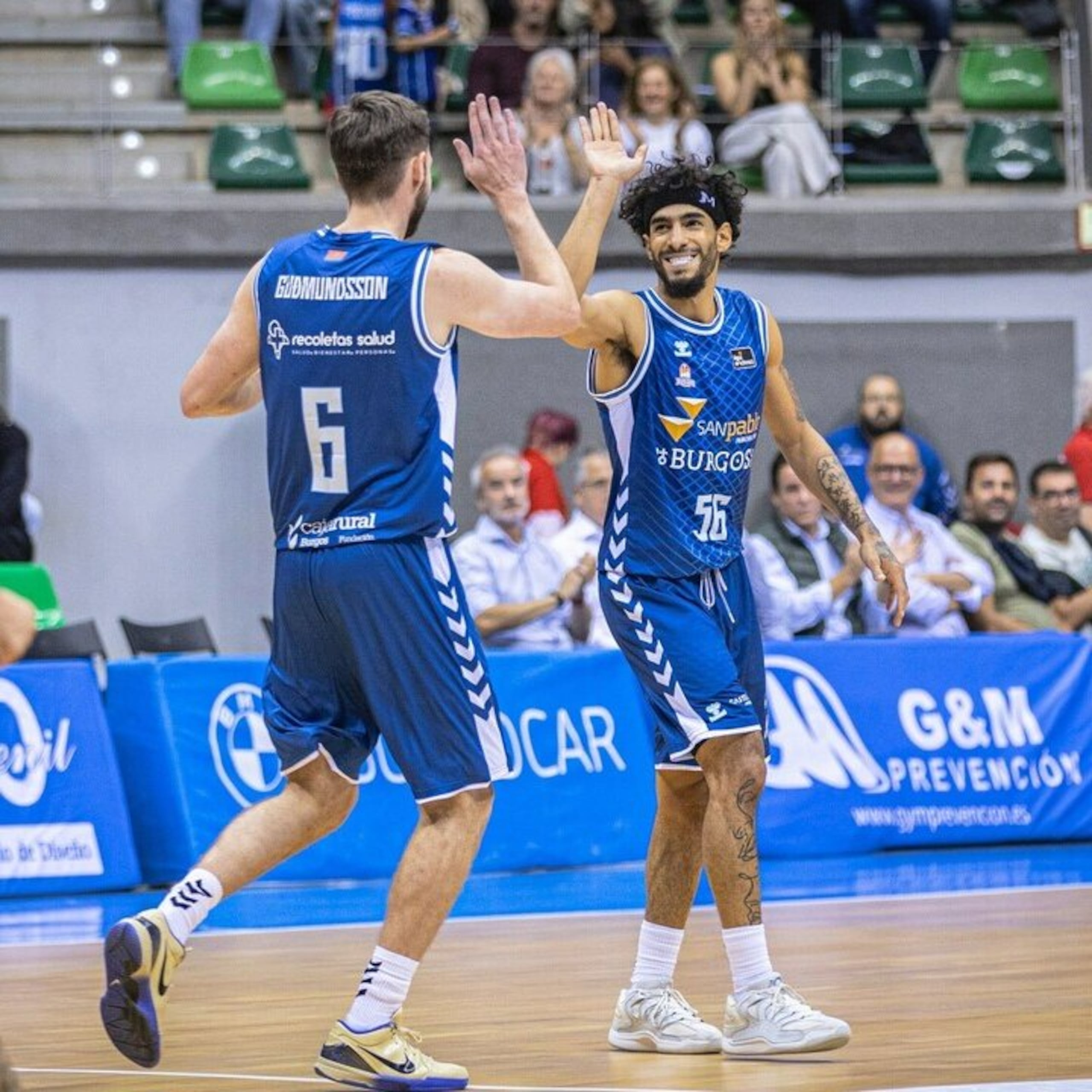 Jhivvan Jackson, a la derecha, en uniforme de San Pablo Burgos, club de la Liga ACB de España.