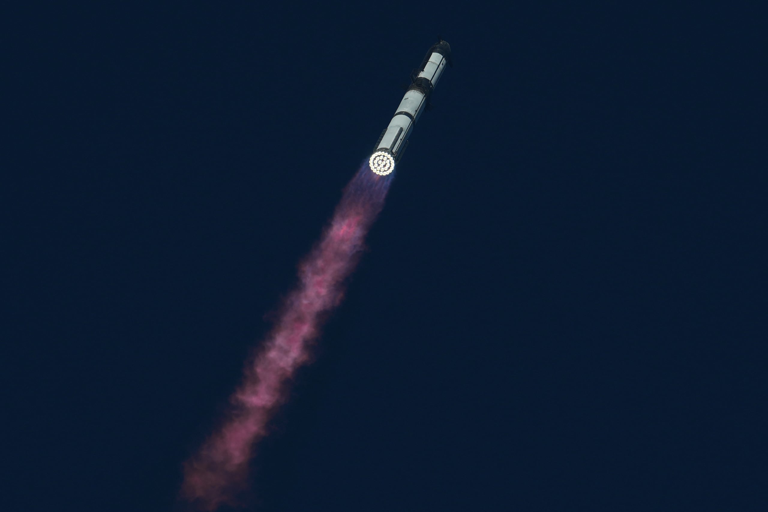 El megacohete Starship de SpaceX realiza un vuelo de prueba el lunes 13 de octubre de 2025, desde Starbase, Texas. (AP Foto/Eric Gay)