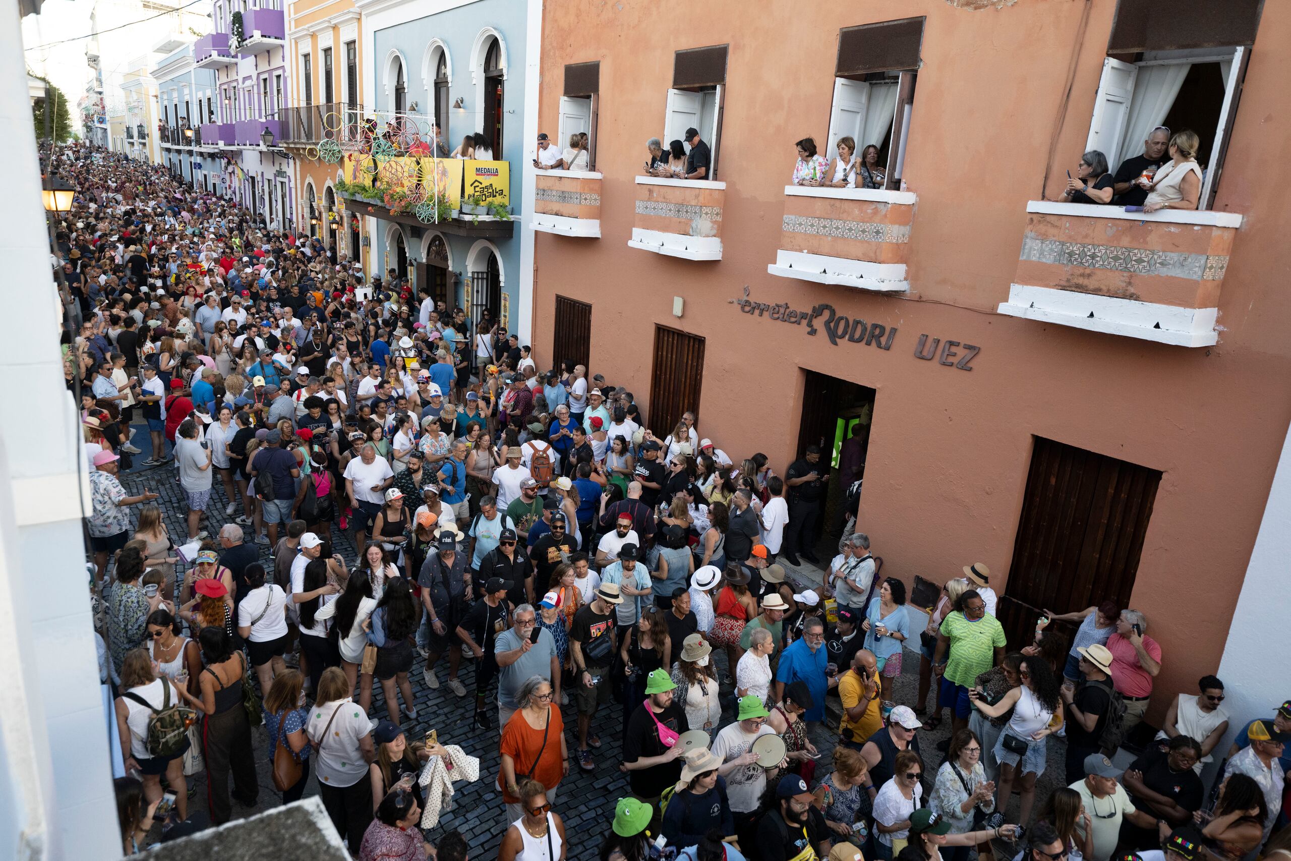 El Viejo San Juan recibe a decenas de miles de personas en las Fiestas de la Calle San Sebastián.