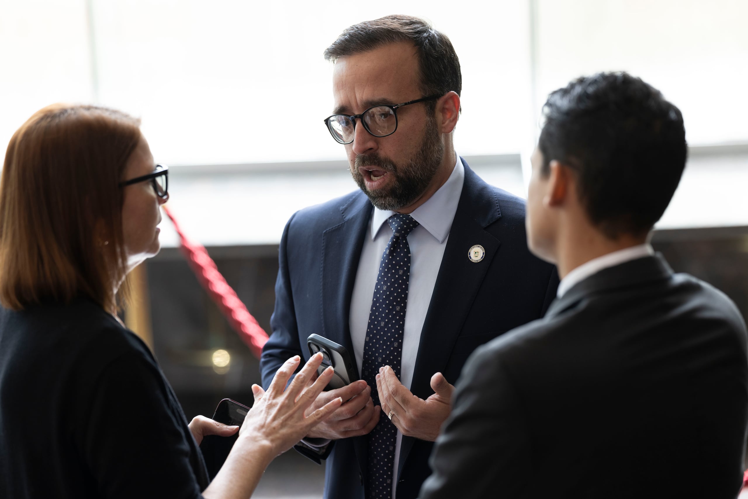 La licenciada Veronica Ferraiuoli Hornedo, del comité de transición del gobierno de Jenniffer Gonzalez, junto al secretario de Estado, Omar Marrero, conversan luego de finalizada la conferencia de prensa.