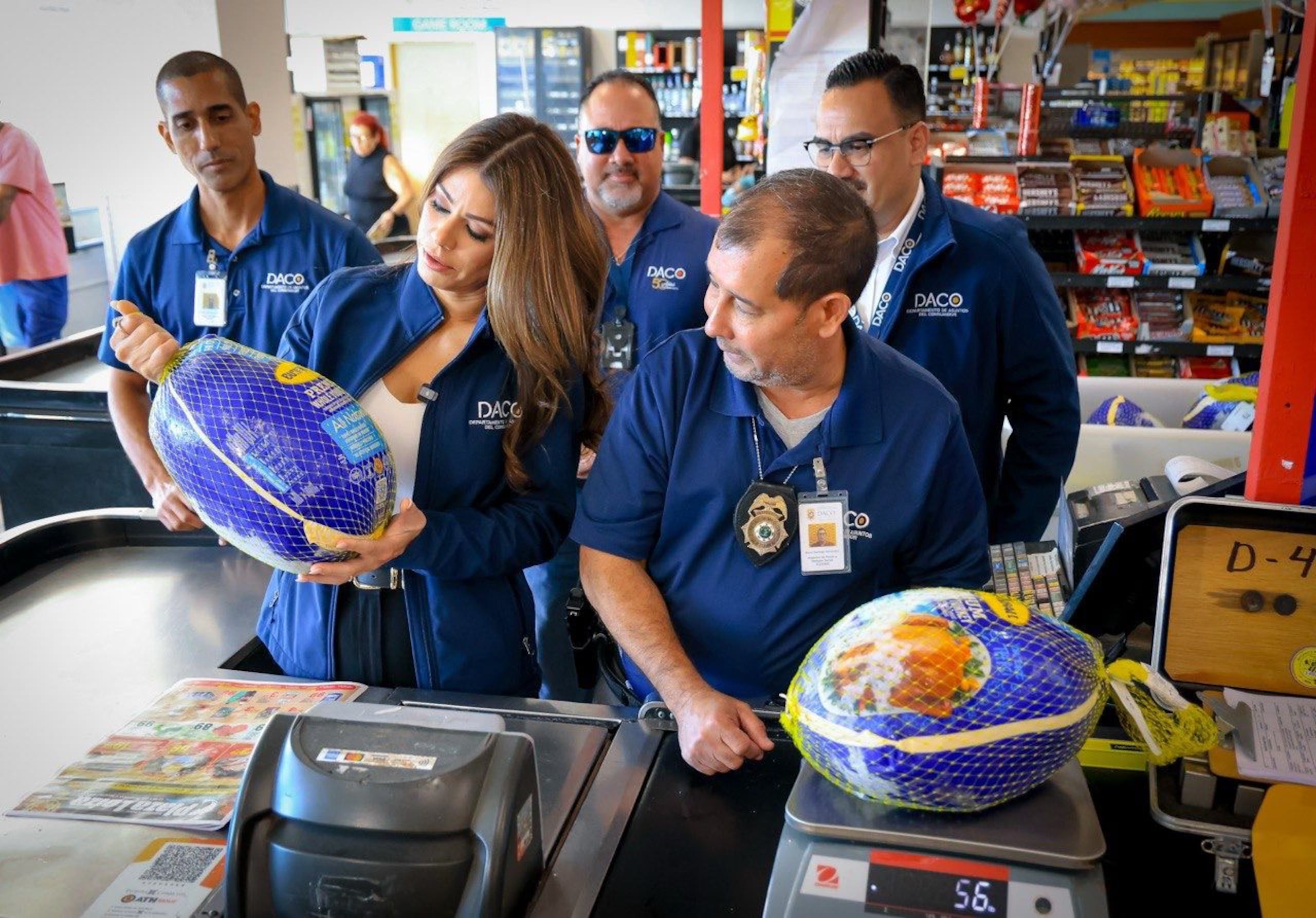 La secretaria del DACO, Valerie Rodríguez Erazo, e inspectores de la agencia revisan en varios comercios que que los consumidores reciban un pesaje correcto al adquirir pavos.