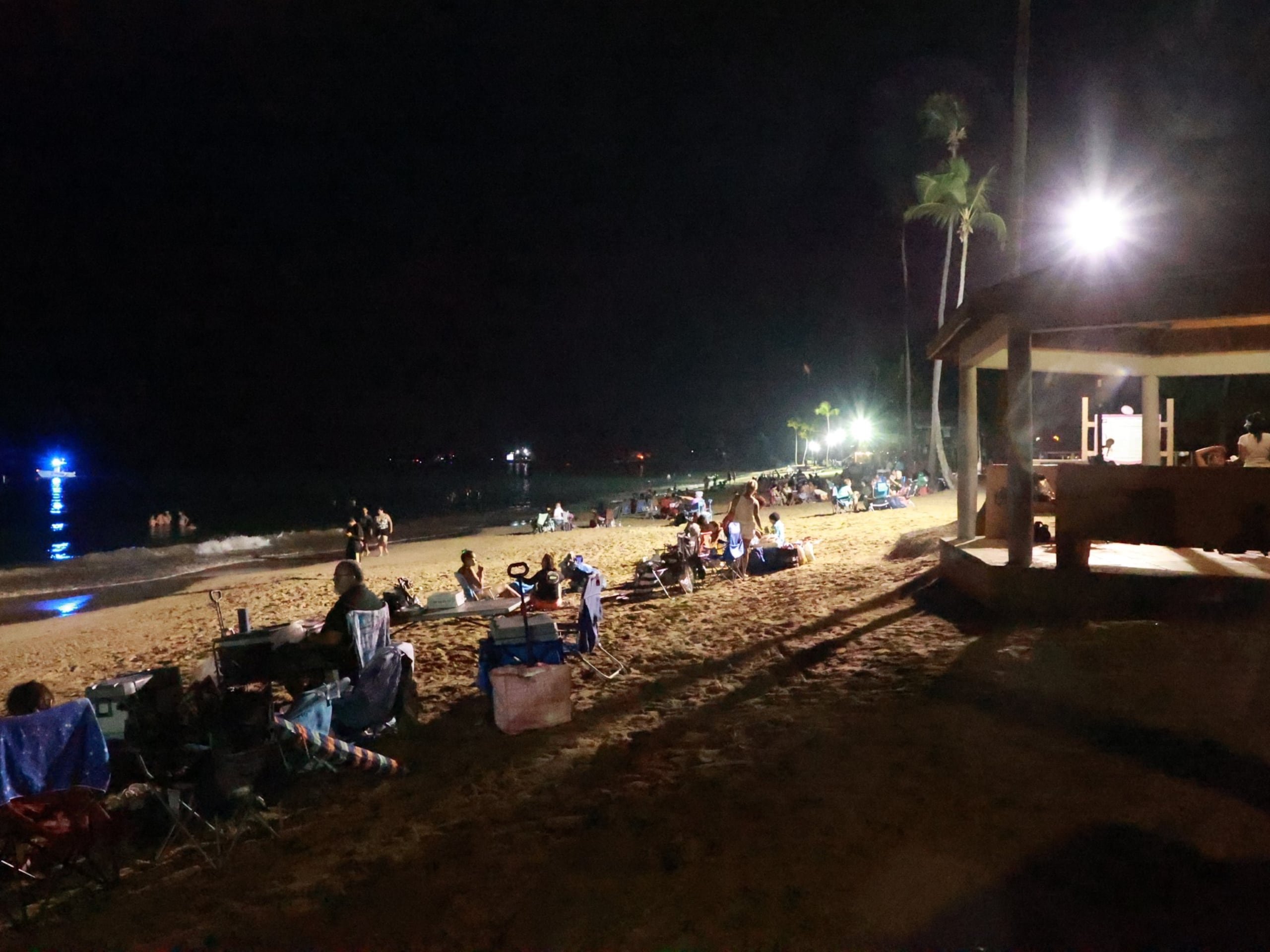 Imagen de la celebración de una noche de San Juan en el balneario de Carolina.