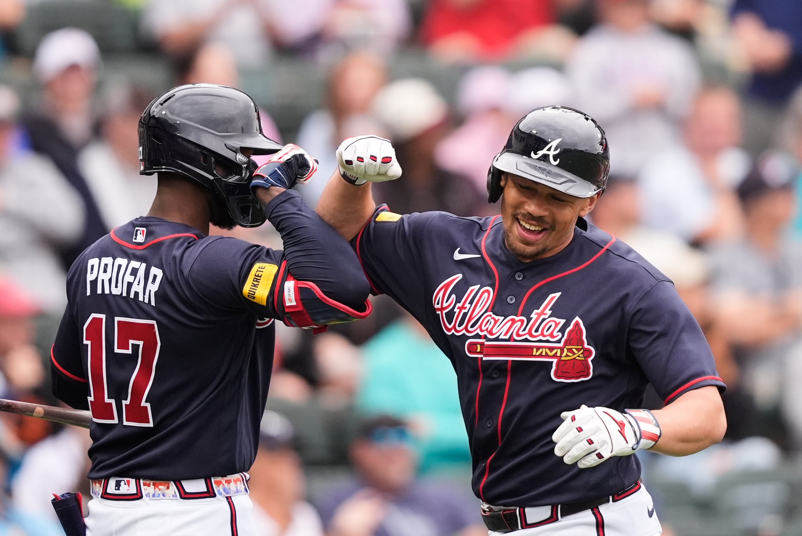 Drake Baldwin, de los Braves de Atlanta, recibe el saludo de Jurickson Profar tras conectar un jonrón en un juego de pretemporada contra los Twins de Minnesota en North Port, Florida.