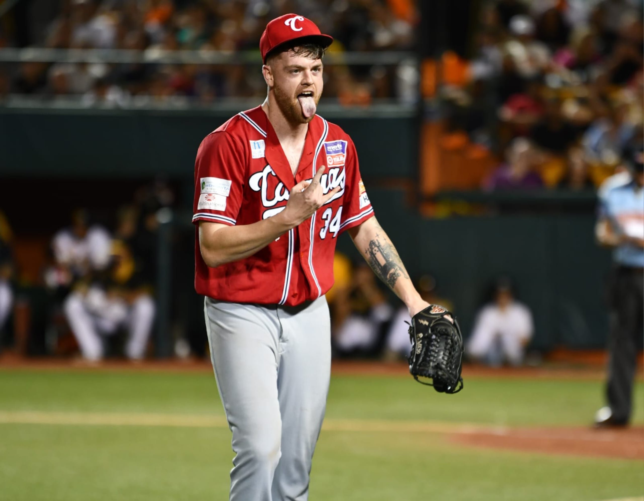 Braden Webb realiza una de sus loqueras al salir de lanzar en una entrada. (Suministrada / Criollos)