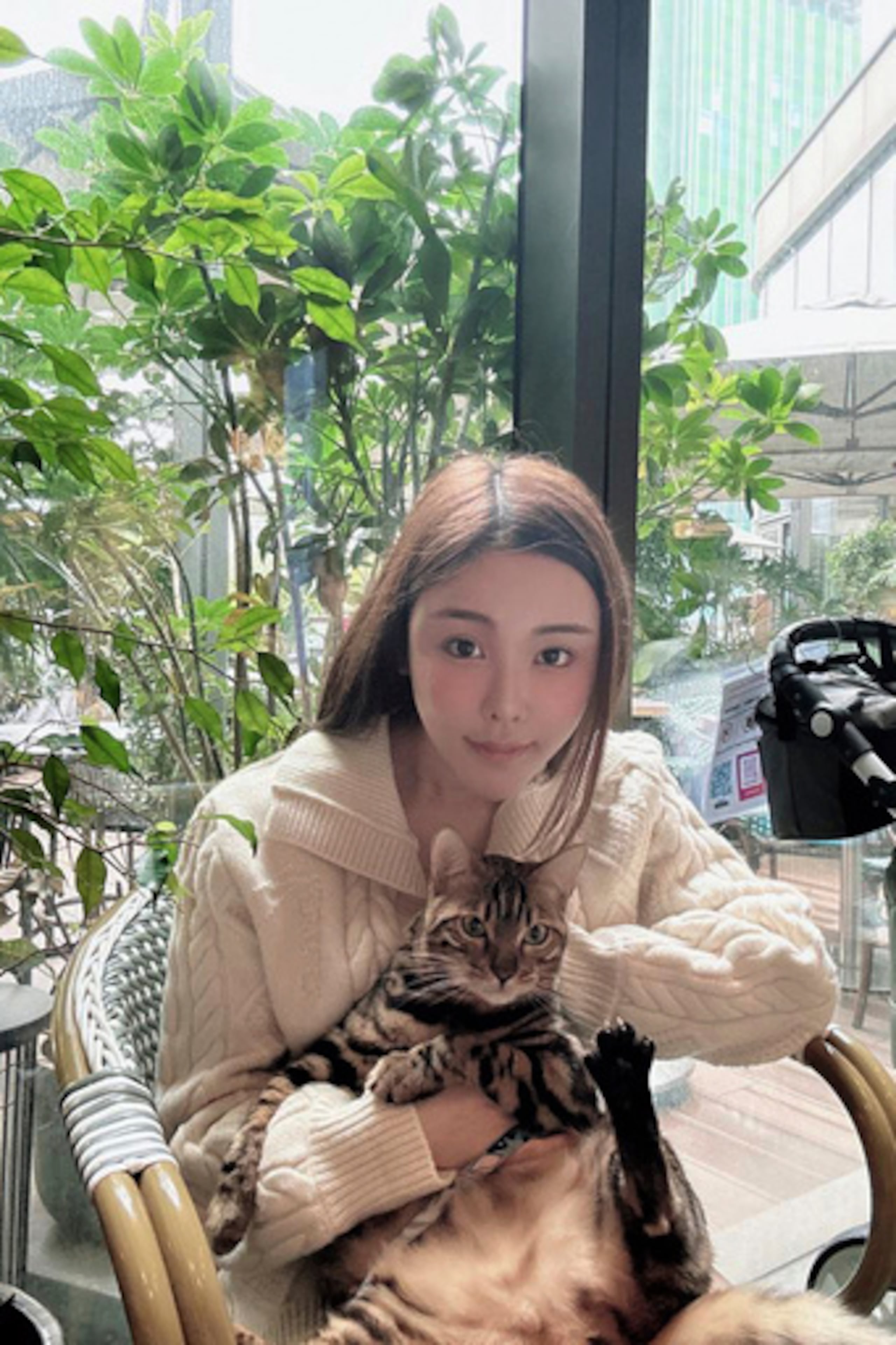 Abby Choi posa con un gato en sus brazos el 11 de febrero de 2023 en Hong Kong. (Foto: AP)