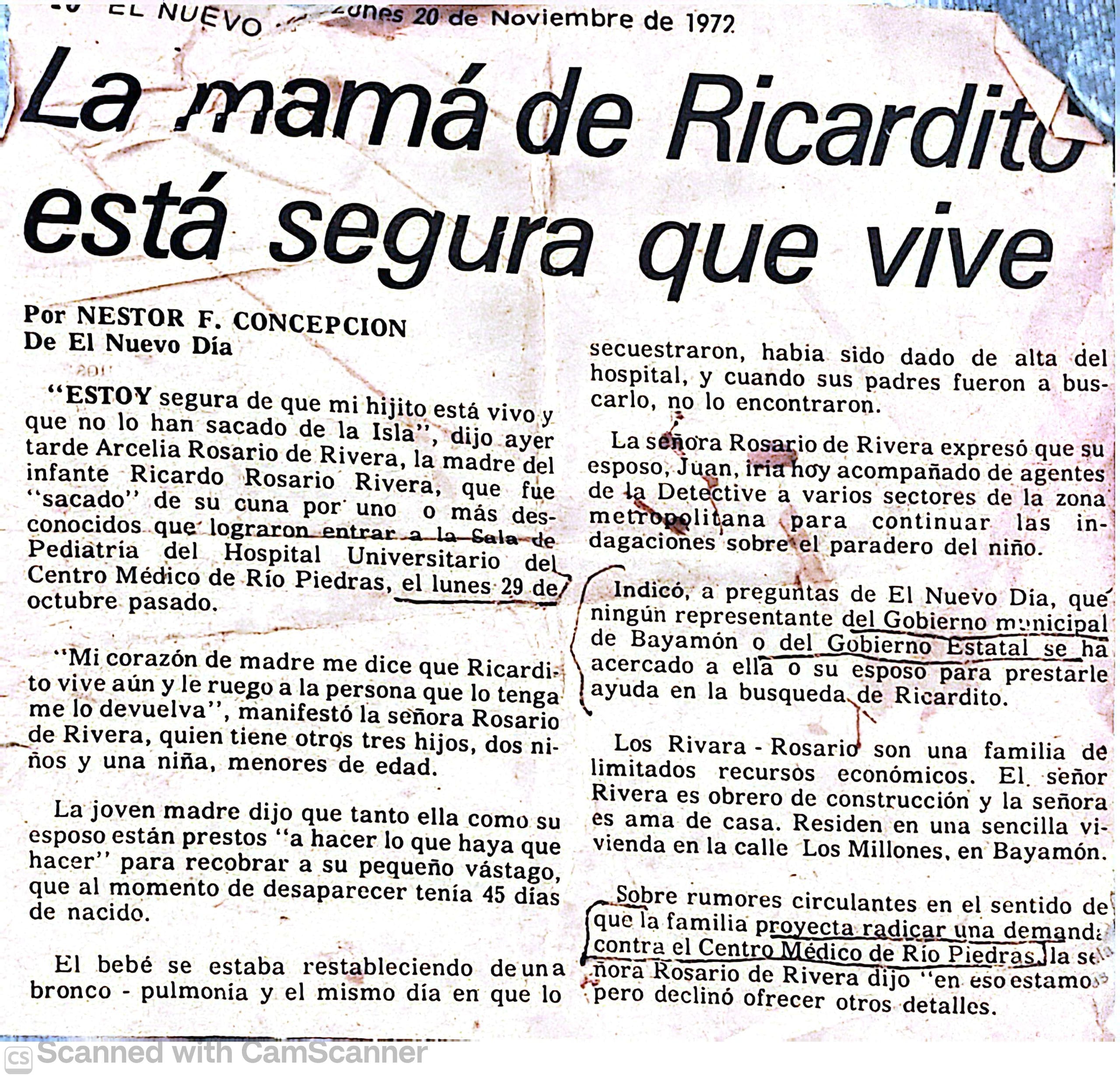 La mujer conserva recortes de periódico de la época sobre el secuestro de su hijo.