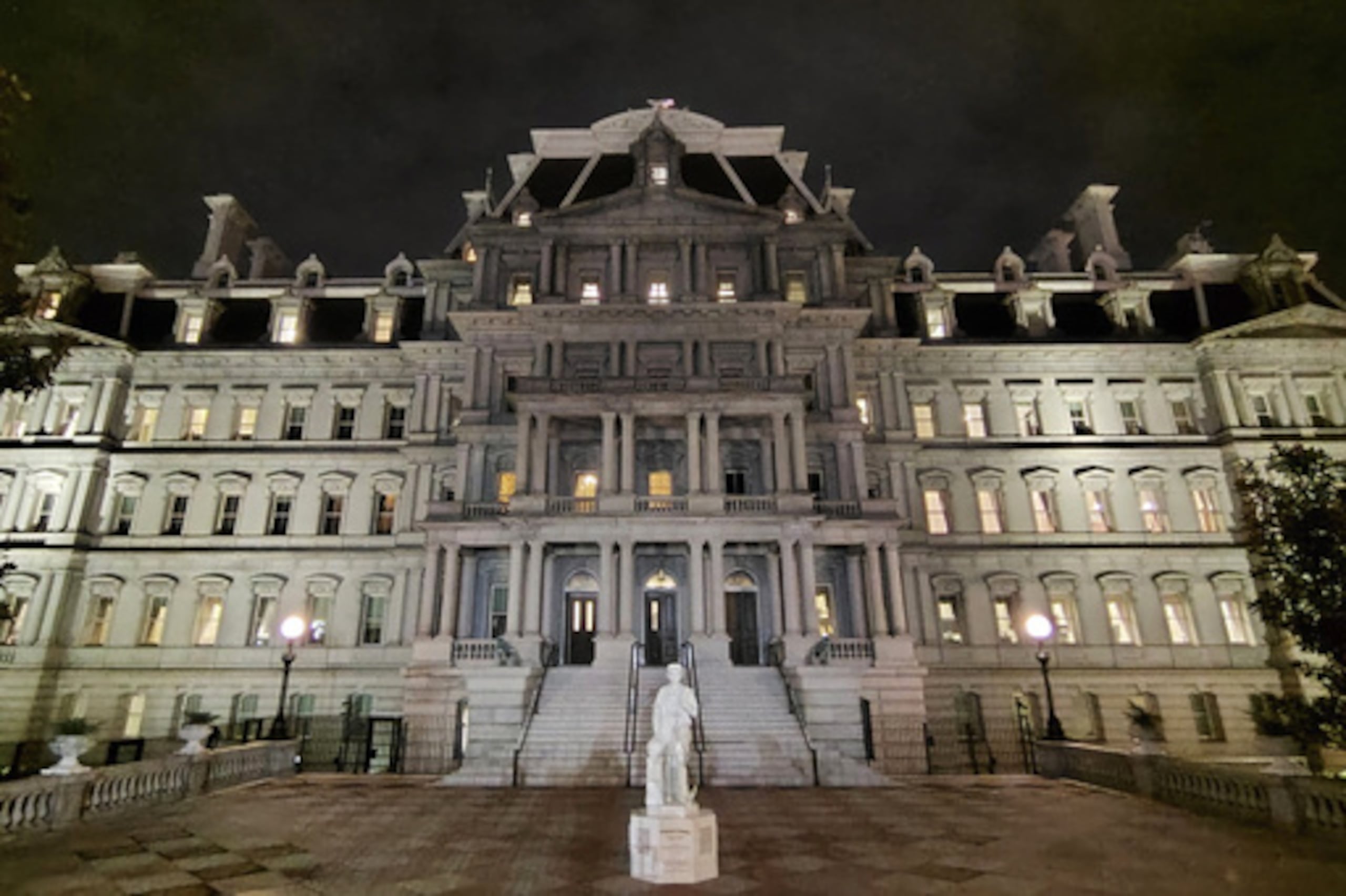 Esta foto facilitada por Will Hemsley muestra una estatua de Cristóbal Colón frente al Edificio de Oficinas Ejecutivas Eisenhower en Washington, el domingo 22 de marzo de 2026. (Will Hemsley vía AP)