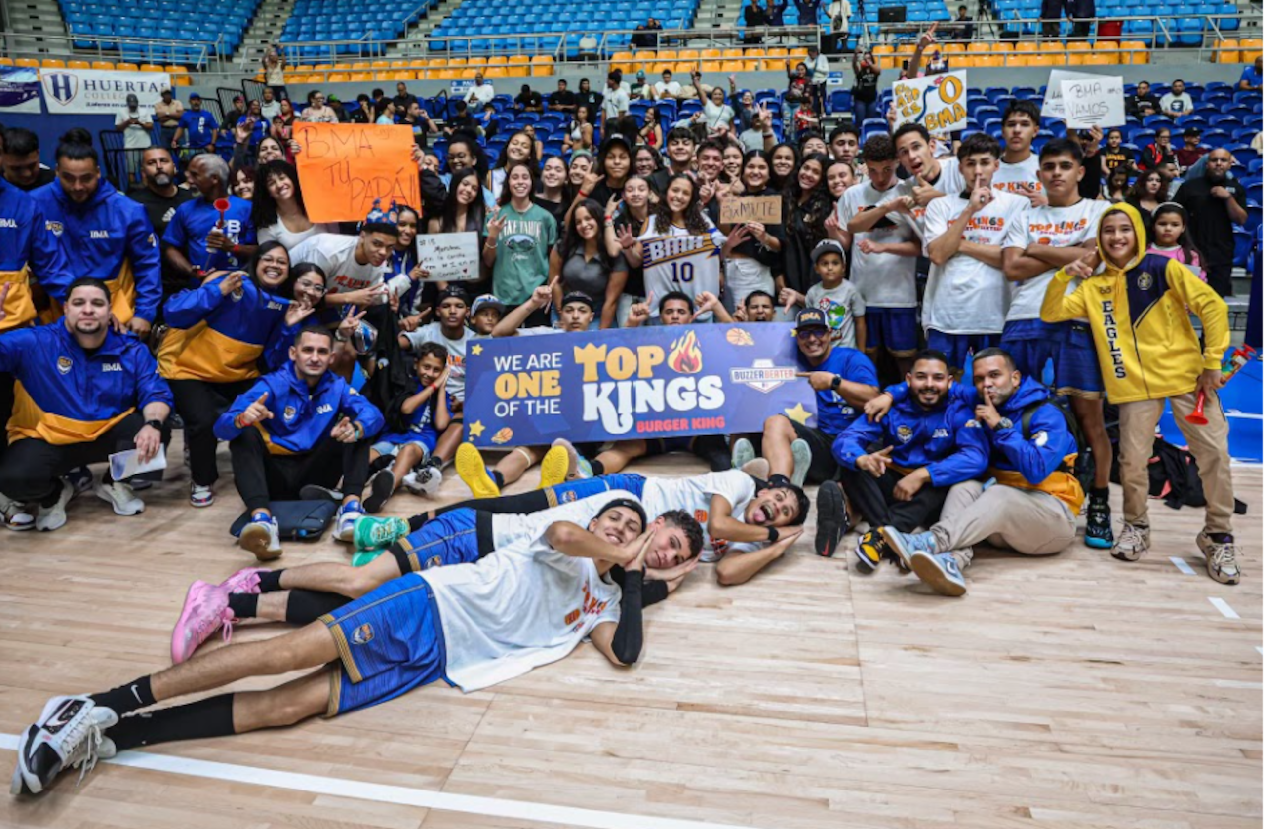 BMA y su fanatica celebran el pase al Sweet 16.