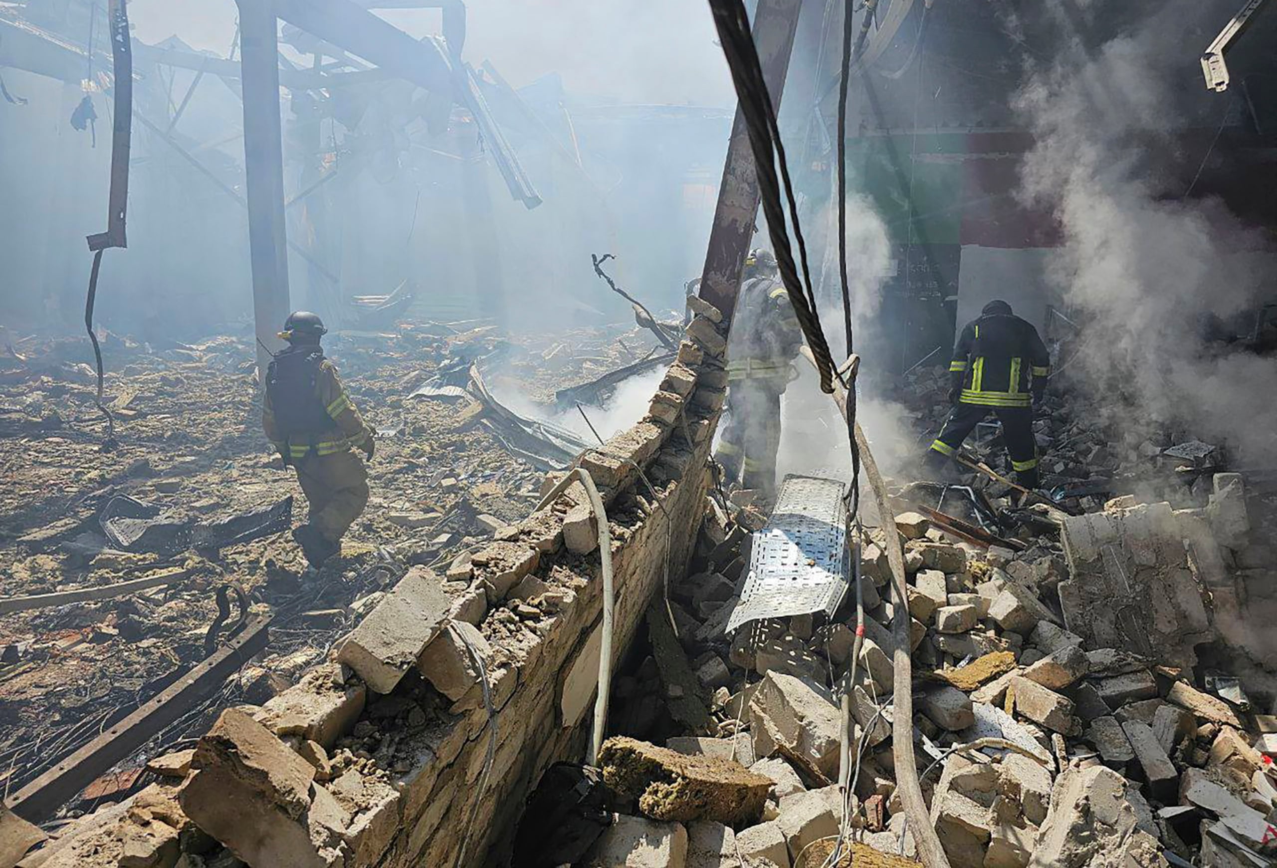 Una fotografía proporcionada por el Servicio Estatal de Emergencias de Ucrania (SESU) muestra a los rescatistas trabajando después de un bombardeo en un centro comercial en Kostiantynivka, región de Donetsk, Ucrania, el 9 de agosto de 2024. (EFE/EPA/SERVICIO ESTATAL DE EMERGENCIAS FOLLETO SOLO PARA USO EDITORIAL/NO SE PERMITE VENTAS)