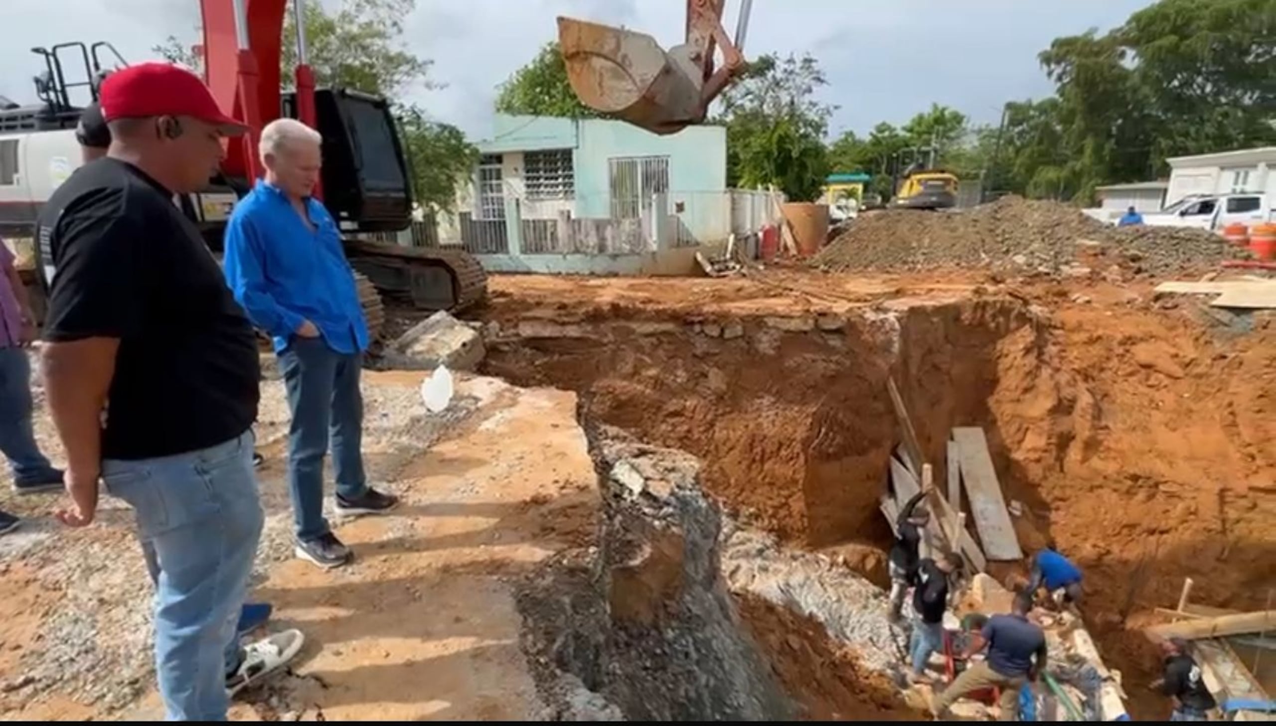 Un enorme socavón de 30 pies de profundidad se formó en la urbanización Miraflores en Bayamón tras el colapso de una calle debido a la rotura de unas tuberías de agua potable y sanitarias, propiedad de la Autoridad de Acueductos y Alcantarillados (AAA).