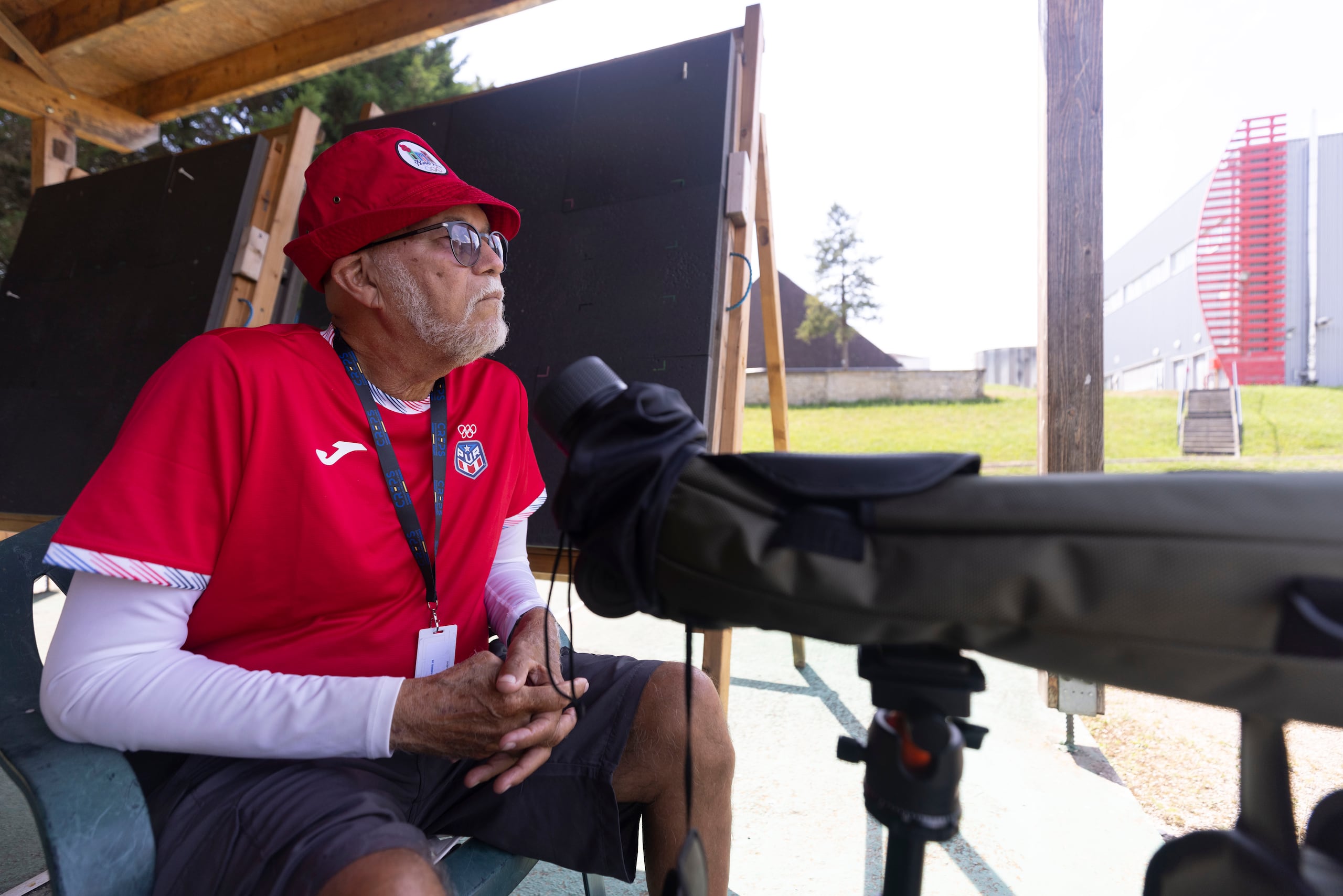 Milton Crespo es el entrenador de Alondra Rivera. Este es por tercera ocasión en su carrera un entrenador olímpico. Previamente fue coach de Puerto Rico con la selección de béisbol en el 1992 y antes entrenador de arco y flecha en Seúl 1988.
