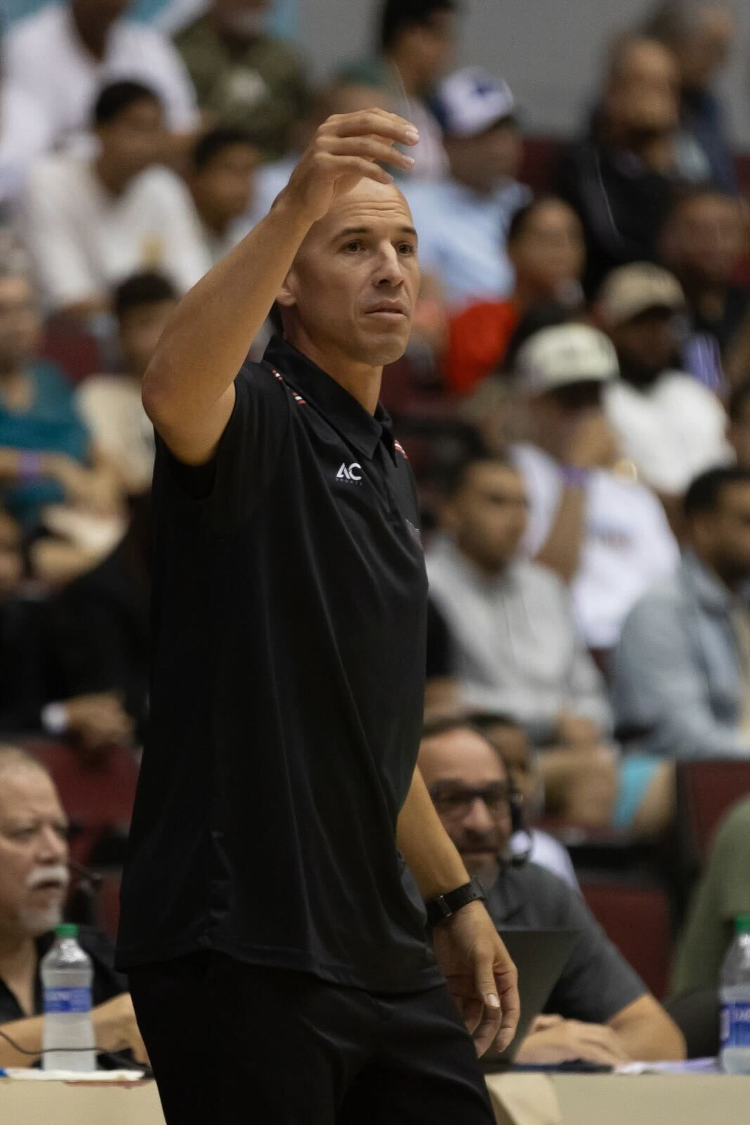 El nuevo dirigente de los Leones de Ponce, Carlos Rivera, imparte instrucciones en uno de sus primeros partidos de la temporada.