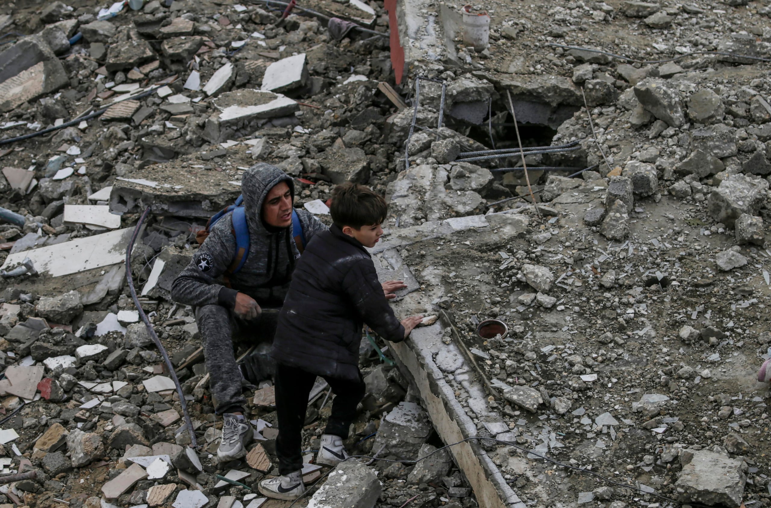 Palestinos buscan a desaparecidos después de un ataque en el sur de Gaza el 19 de marzo de 2024. (EFE/EPA/MOHAMMED SABER)