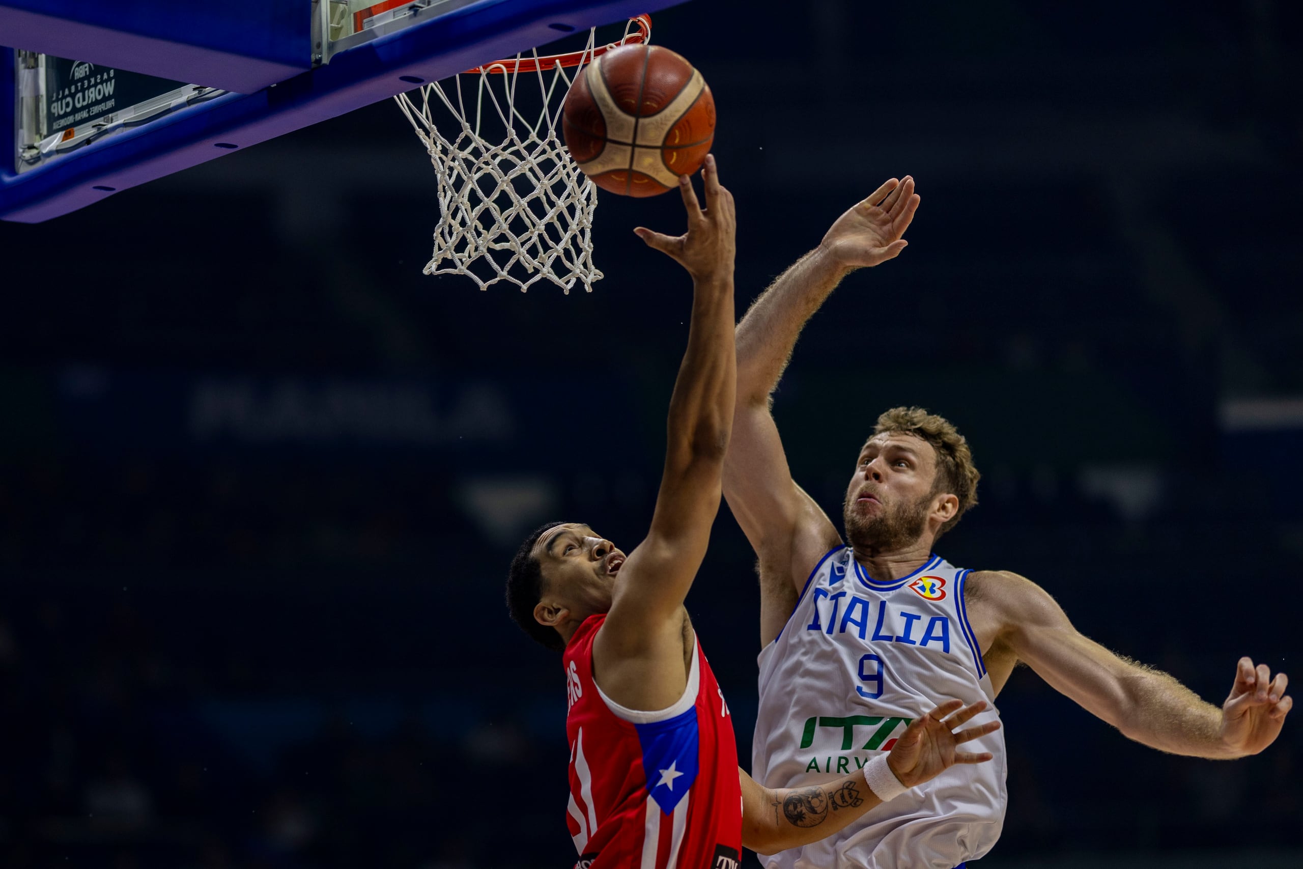 Nicolo Melli, de Italia, aquí tratando de detener a Tremont Waters en el Mundial 2023, no cree que Italia está por arriba de un Puerto Rico local en la escala de favoritos.