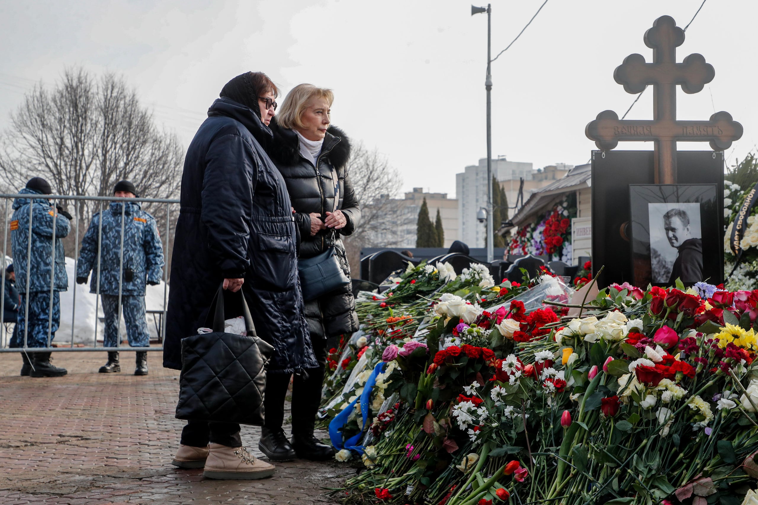 Lyudmila Navalnaya (izquierda), madre del difunto líder de la oposición rusa Alexei Navalni, ante la tumba de su hijo en el cementerio de Borísovo, en las afueras de Moscú, el 2 de marzo 2024. (EFE/EPA/MAXIM SHIPENKOV)