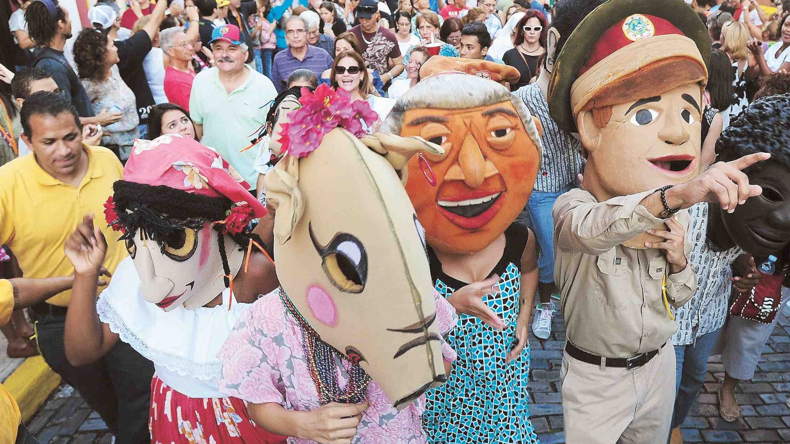 La comparsa de los cabezudos es parte tradicional de las Fiestas de la Calle San Sebastián.