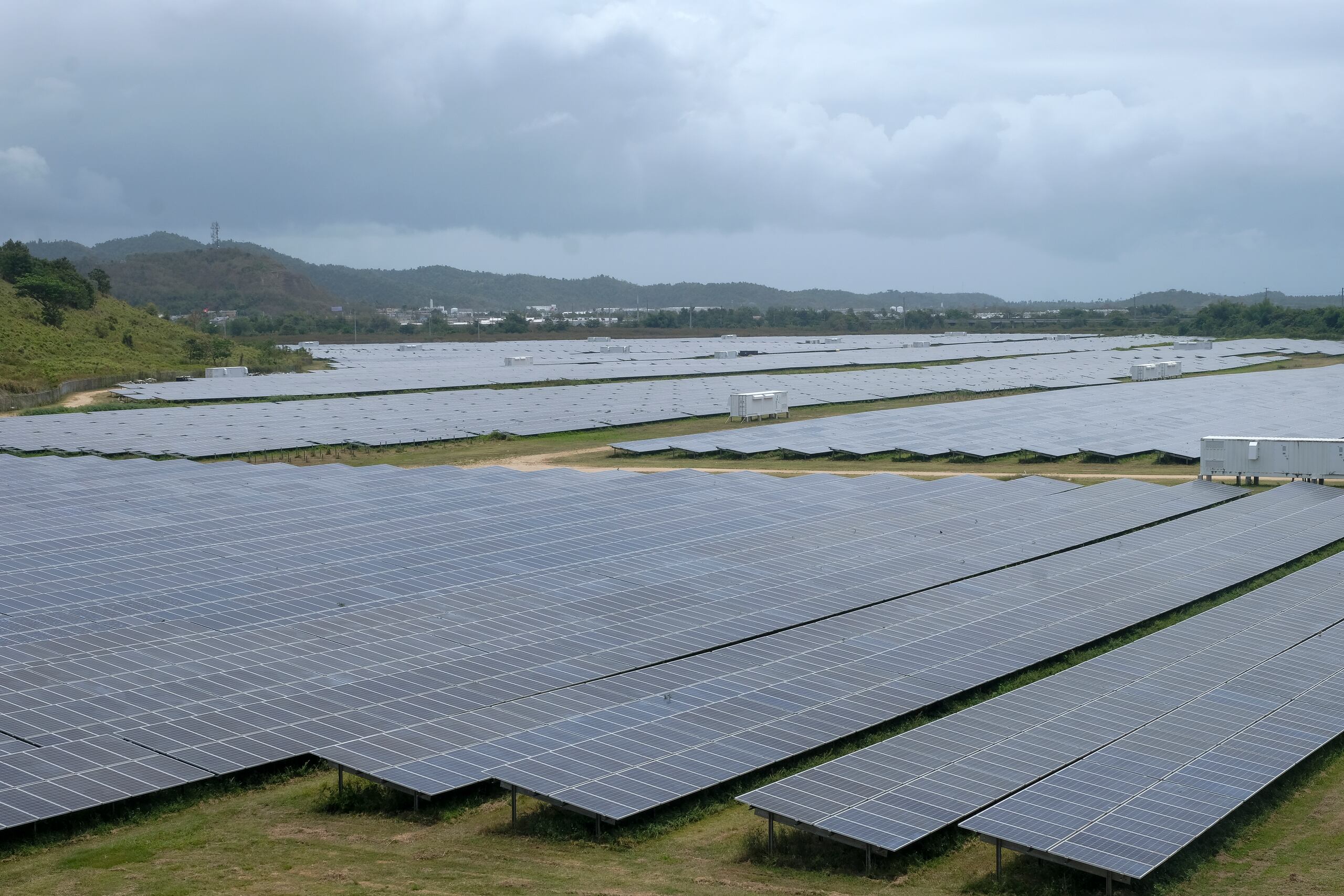 Entidades comunitarias aseguran que el plan para ajustar la deuda fiscal de la AEE viola políticas públicas energéticas y haría más costoso la instalación de las placas solares en hogares.