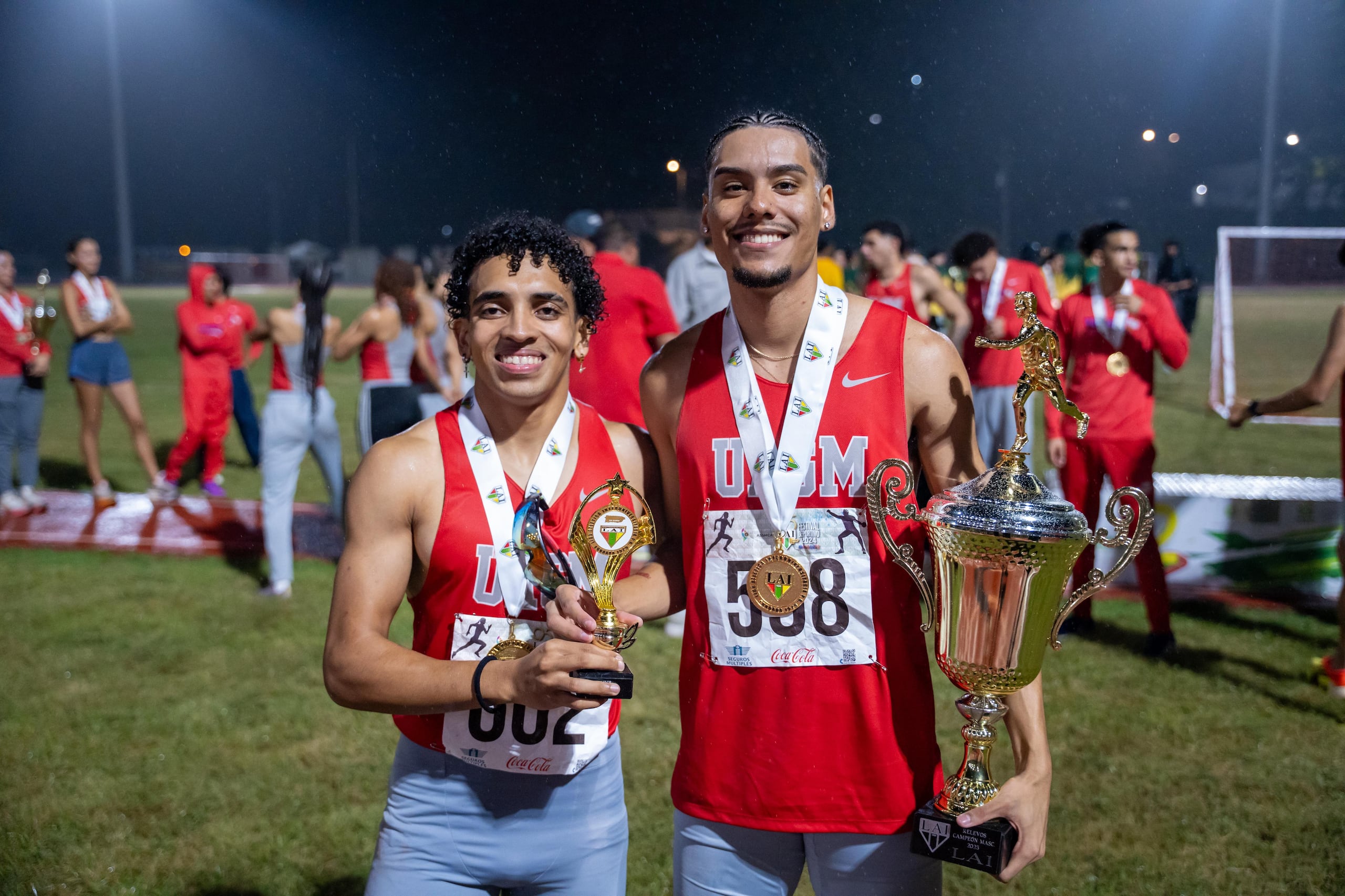 Ángel Vázquez y José Figueroa compartieron el premio de Atletas Más Valiosos del Campeonatos de Relevo de la LAI