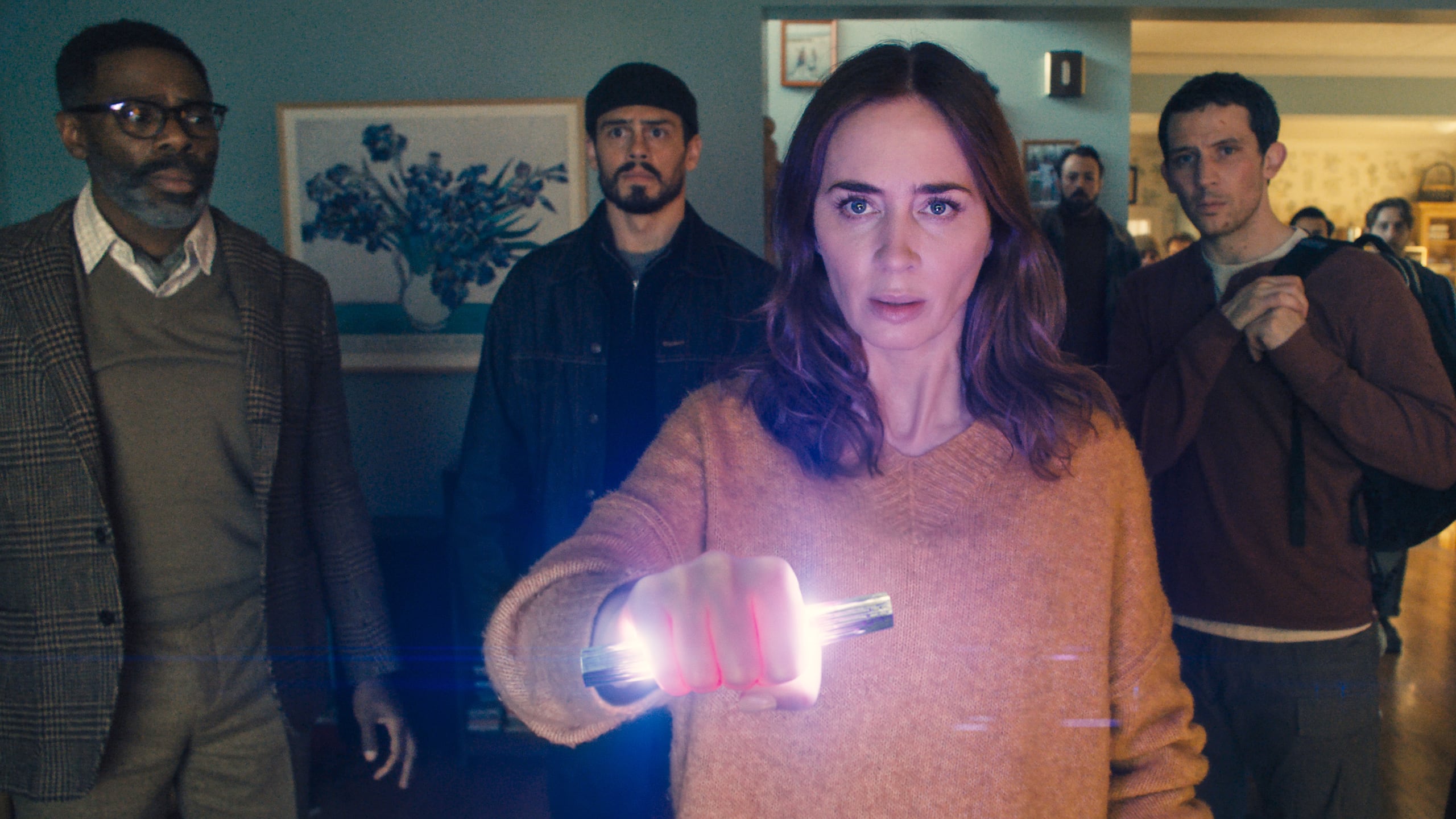 Esta imagen, difundida por Universal Pictures, muestra a Colman Domingo, Tommy Martinez, Emily Blunt y Josh O'Connor, de izquierda a derecha, en una escena de "Disclosure Day". (Universal Pictures and Amblin Entertainment via AP)