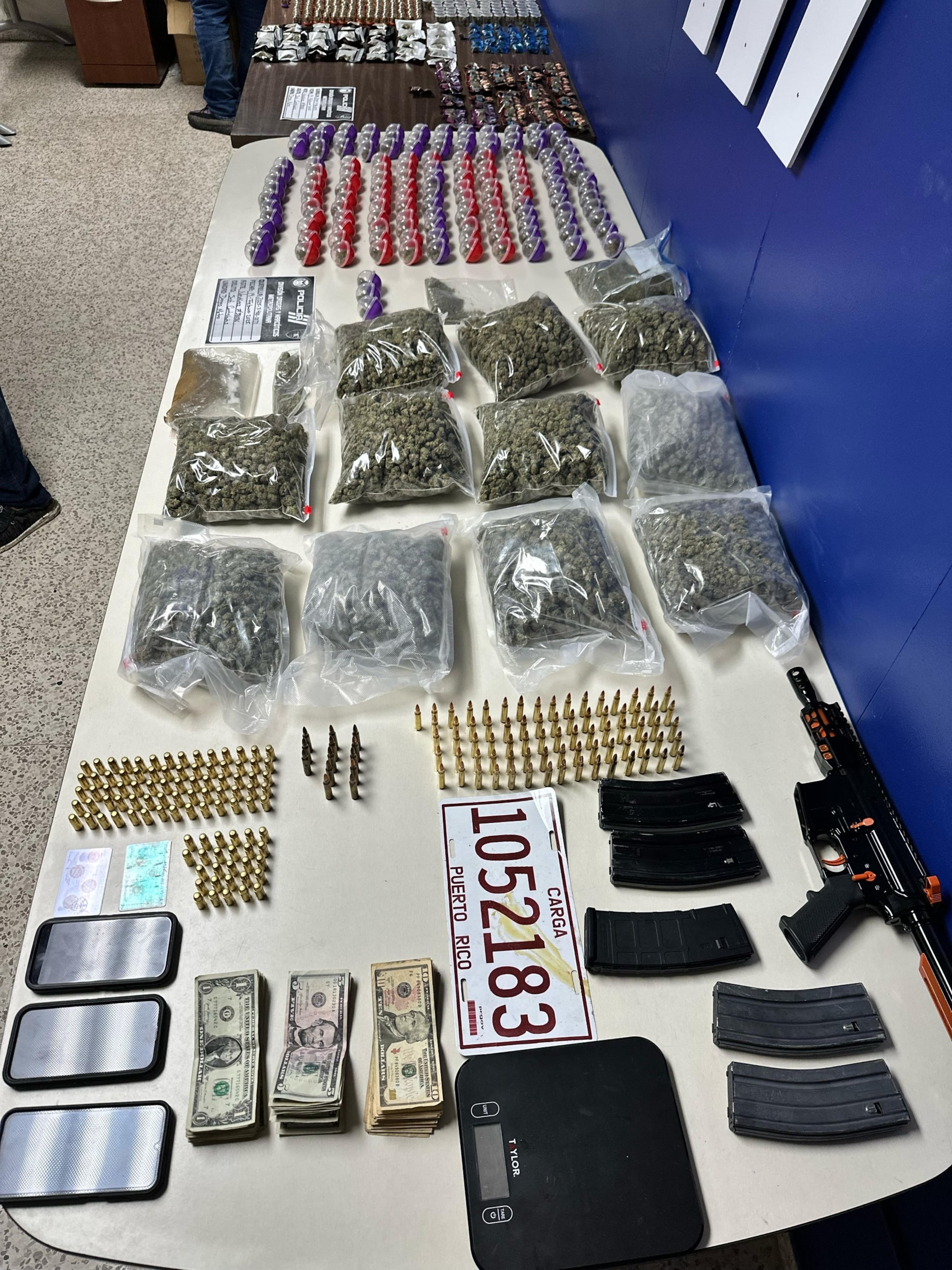 Resultados de un allanamiento en una residencia de la calle 5 de la barriada San José, en Toa Baja, diligenciado por agentes de la División Drogas Metropolitana.