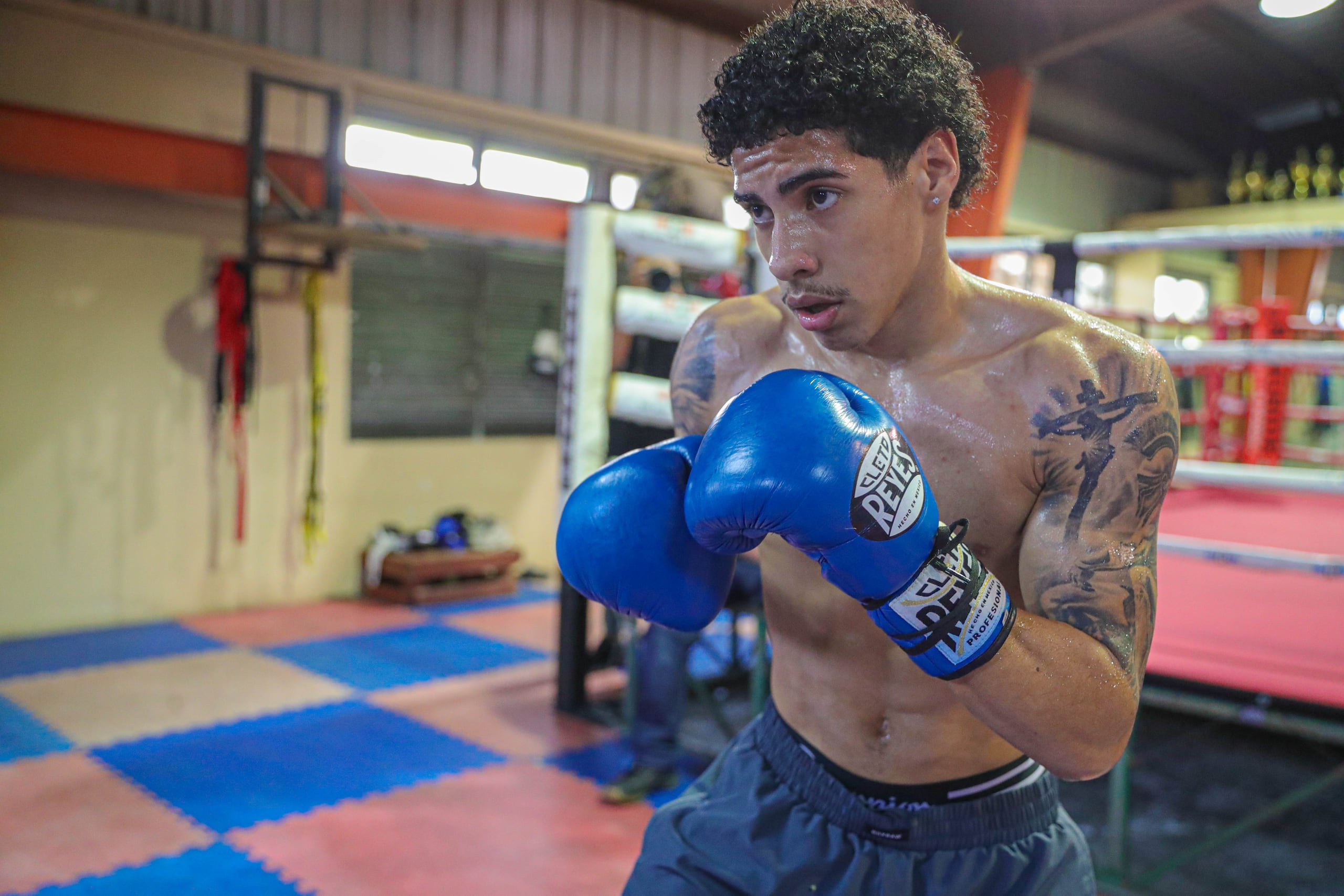 Juanma López de Jesús durante un entrenamiento previo a su pelea en el Coliseo de Puerto Rico.