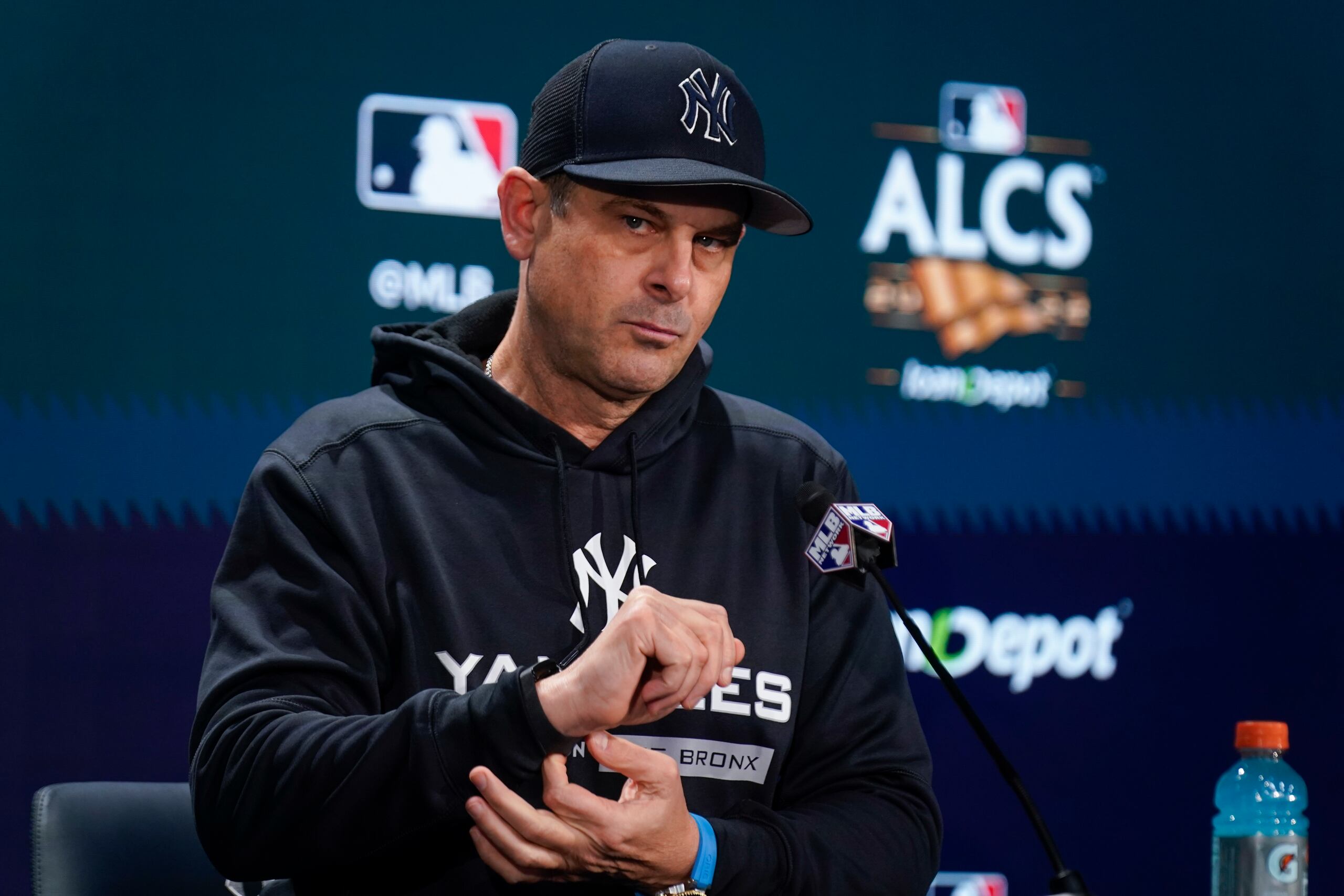 Aaron Boone, mánager de los Yankees, ha sido confirmado para estar al frente de la novena en el 2024.