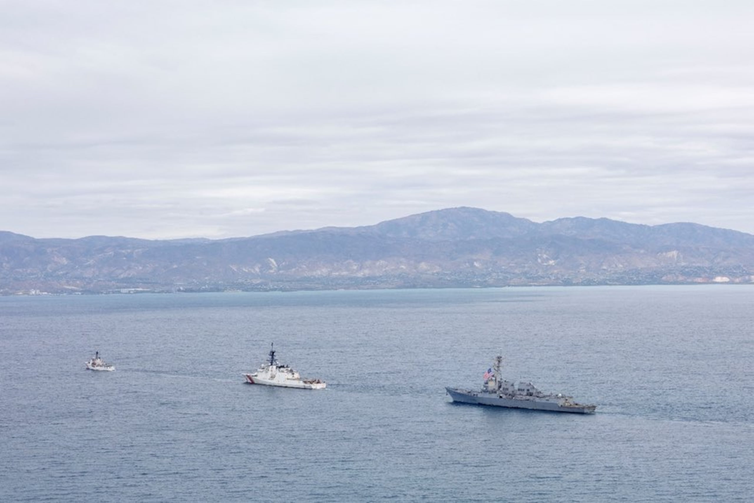 Llegada a la capital haitiana Puerto Príncipe de los barcos USS Stockdale, USCGC Stone y USCGC Diligence de la Marina de Guerra estadounidense.