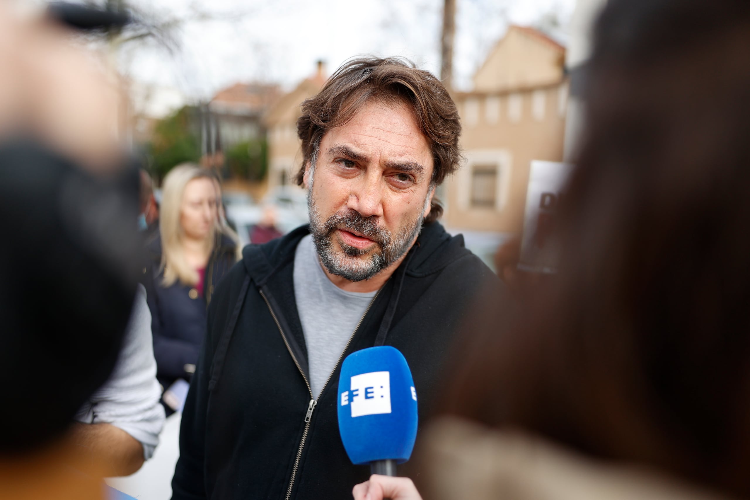 MADRID, 24/02/2022.- El actor Javier Bardem atiende a la prensa durante la protesta llevada a cabo este jueves a las puertas de la embajada de Rusia en España, sita en Madrid, tras el comienzo de la operación militar rusa en Ucrania. Rusia ha lanzado en la madrugada de este jueves una operación militar a gran escala contra Ucrania, según dijo, para defender a las personas "de abusos" y del genocidio" del Gobierno ucraniano, una acción que ha suscitado ya la condena internacional. EFE/ Rodrigo Jimenez
