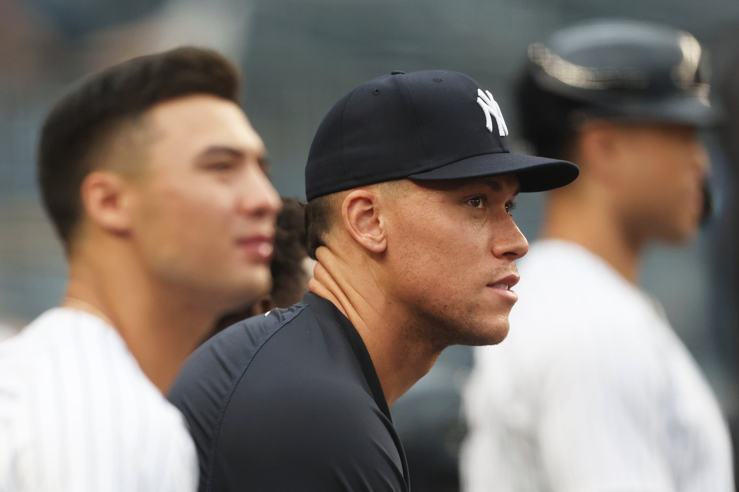 El lesionado Aaron Judge, de los Yankees de Nueva York, observa desde el dugout durante la séptima entrada del juego de béisbol de Grandes Ligas frente a los Rays de Tampa Bay, el jueves 31 de julio de 2025, en Nueva York.