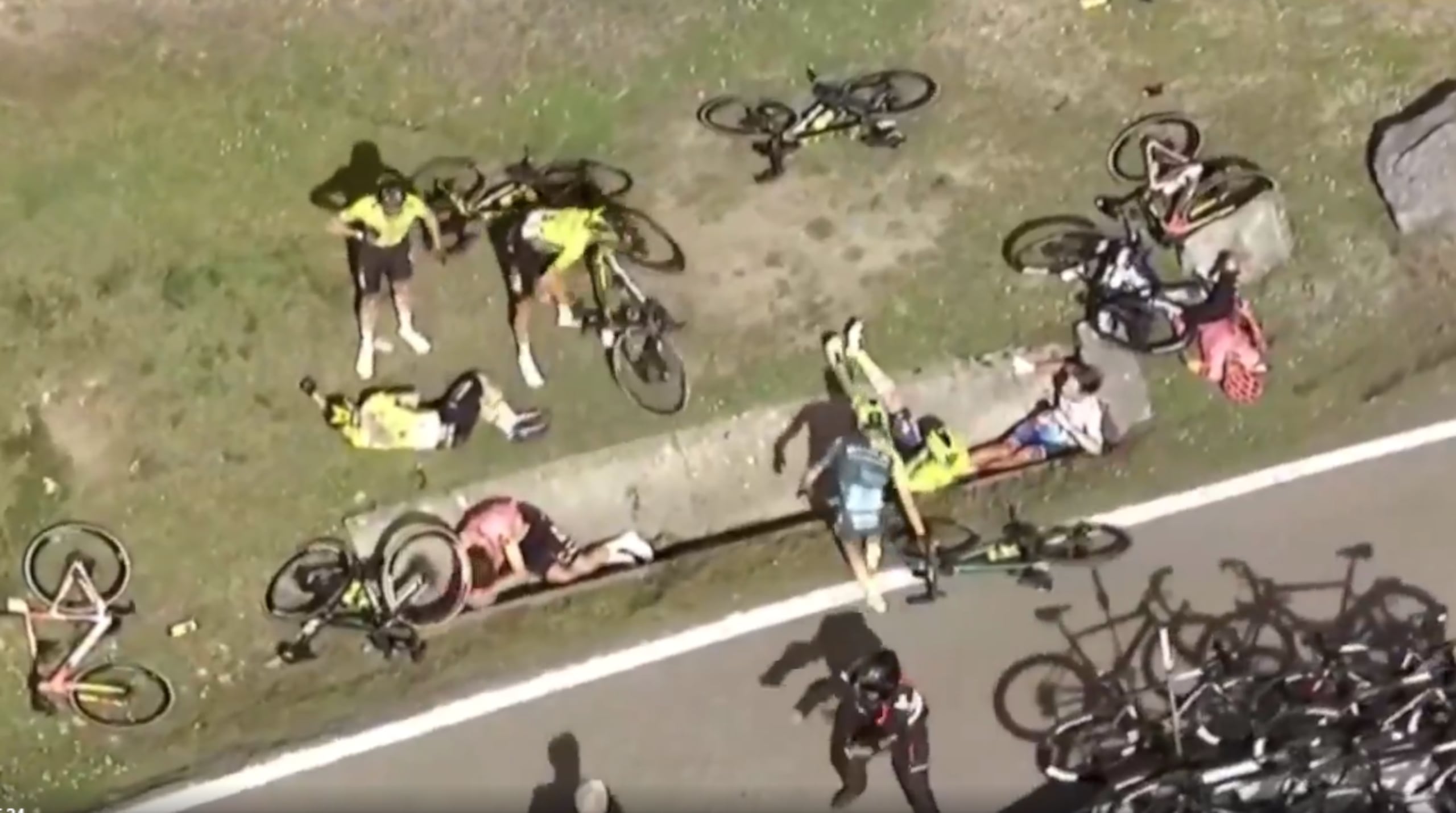 Las imágenes del percance mostraron a los ciclistas tirados en el camino, incluyendo en una zanja de drenaje de concreto.