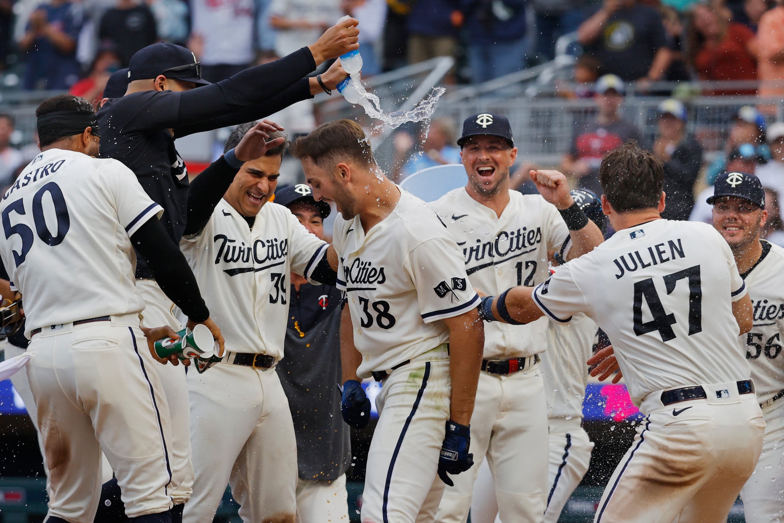 Los Twins celebran luego de que Matt Wallner (38) anotara carrera luego de conectar un jonrón de dos carreras en la novena para dejar sobre el terreno a los Diamondbacks.