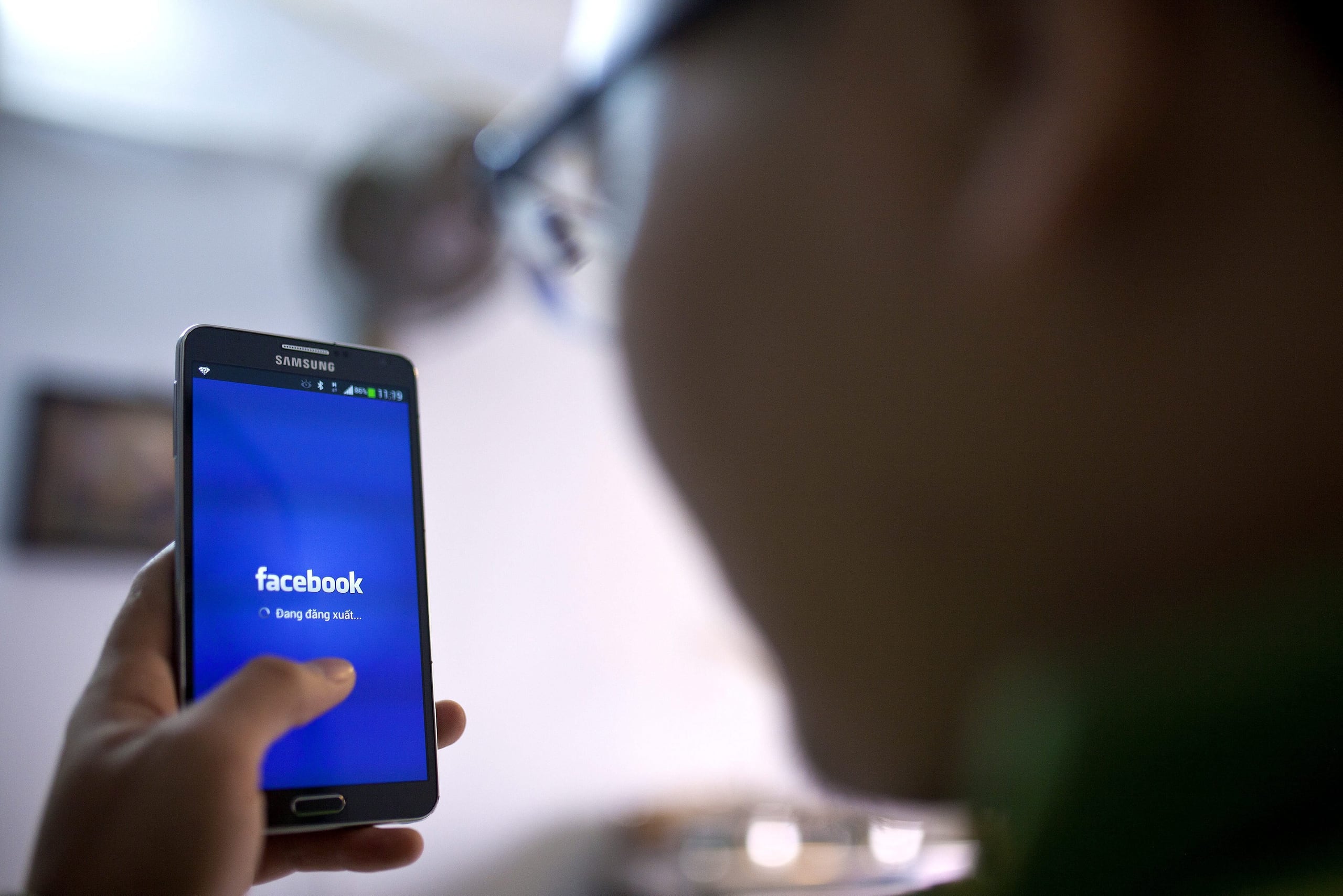 El tribunal determinó que Truong Huy San violó la ley al publicar artículos a través de Facebook. (EFE/Luong Thai Linh)