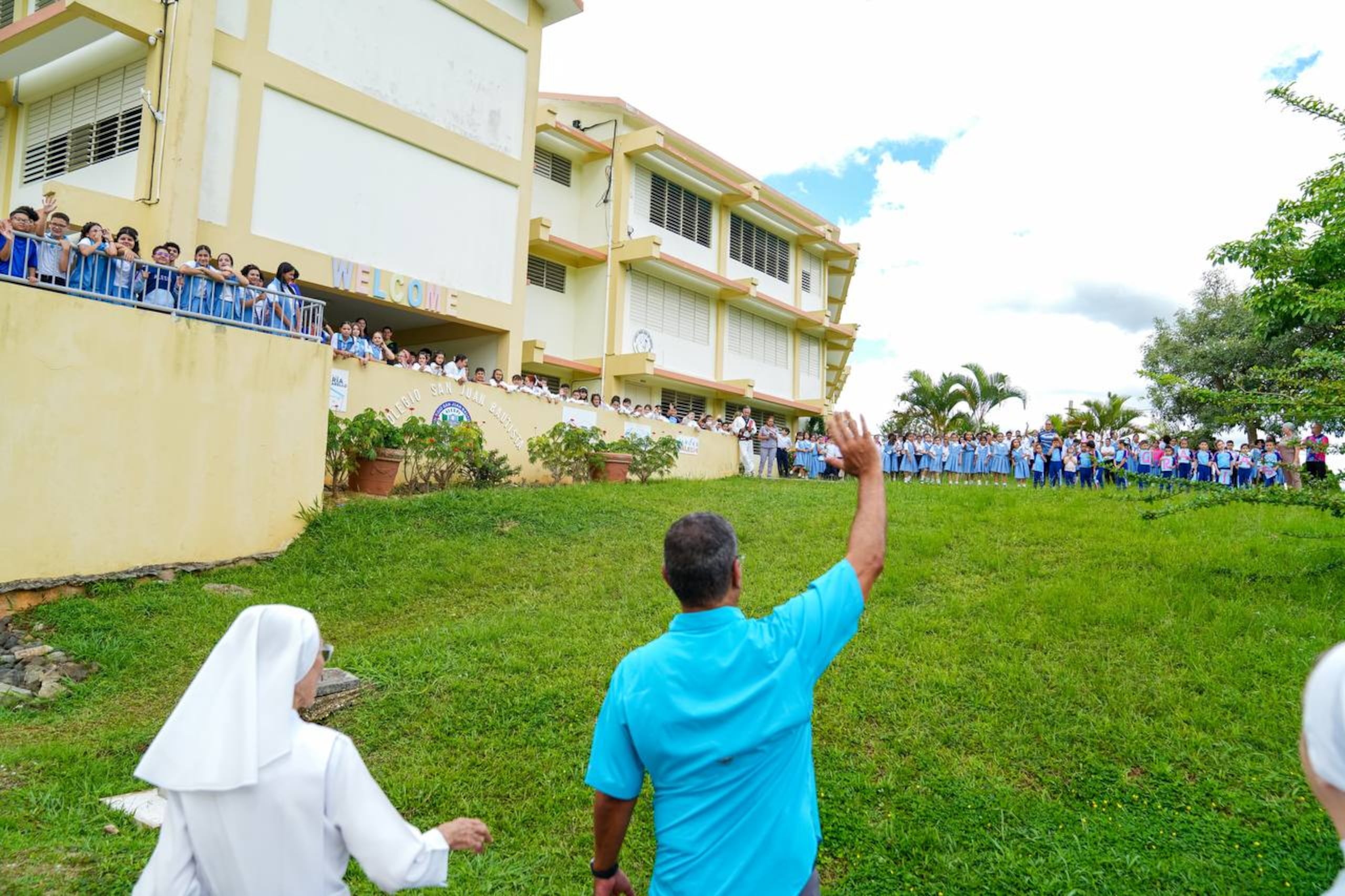 La infraestructura está ubicada en los predios del Colegio San Juan Bautista del municipio de Orocovis. En la imagen, el gobernador saluda a los estudiantes.