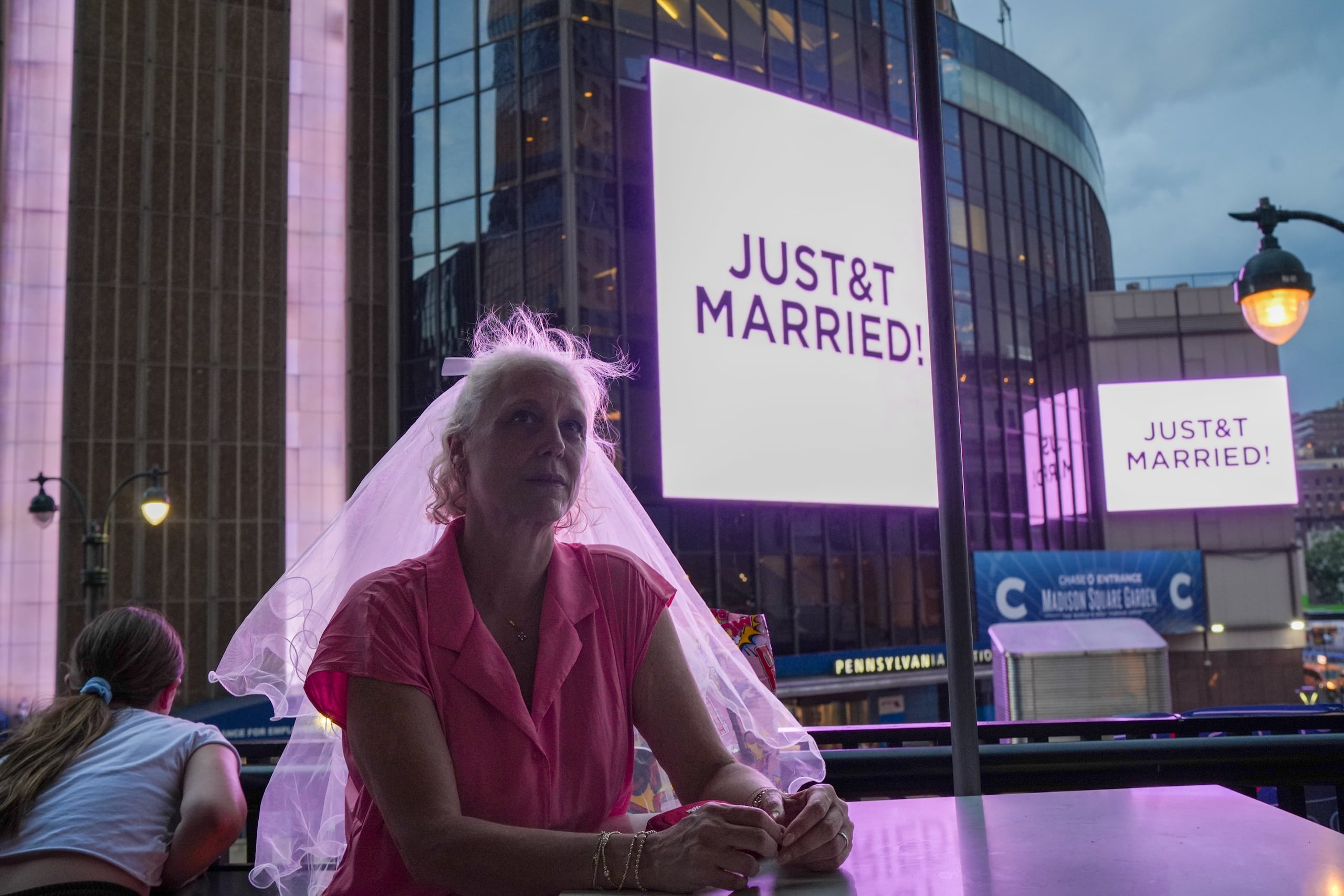 Pasadas las siete de la noche, una pantalla en la entrada del Garden lucía el mensaje “JusT&T Married” (recién casados, con las iniciales de la pareja).
