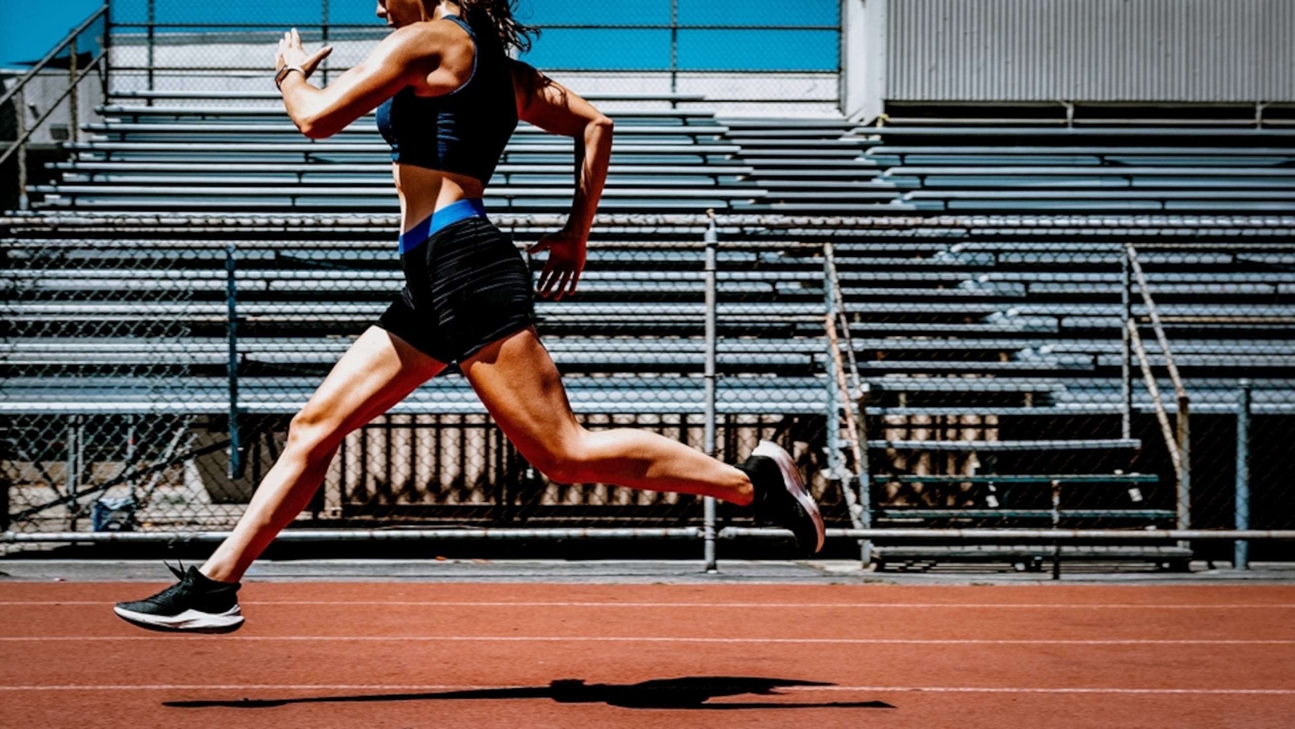 Las atletas femeninas presentan un mayor riesgo a problemas relacionados con la alimentación y la imagen corporal debido a presiones sociales y estándares estéticos específicos del deporte.