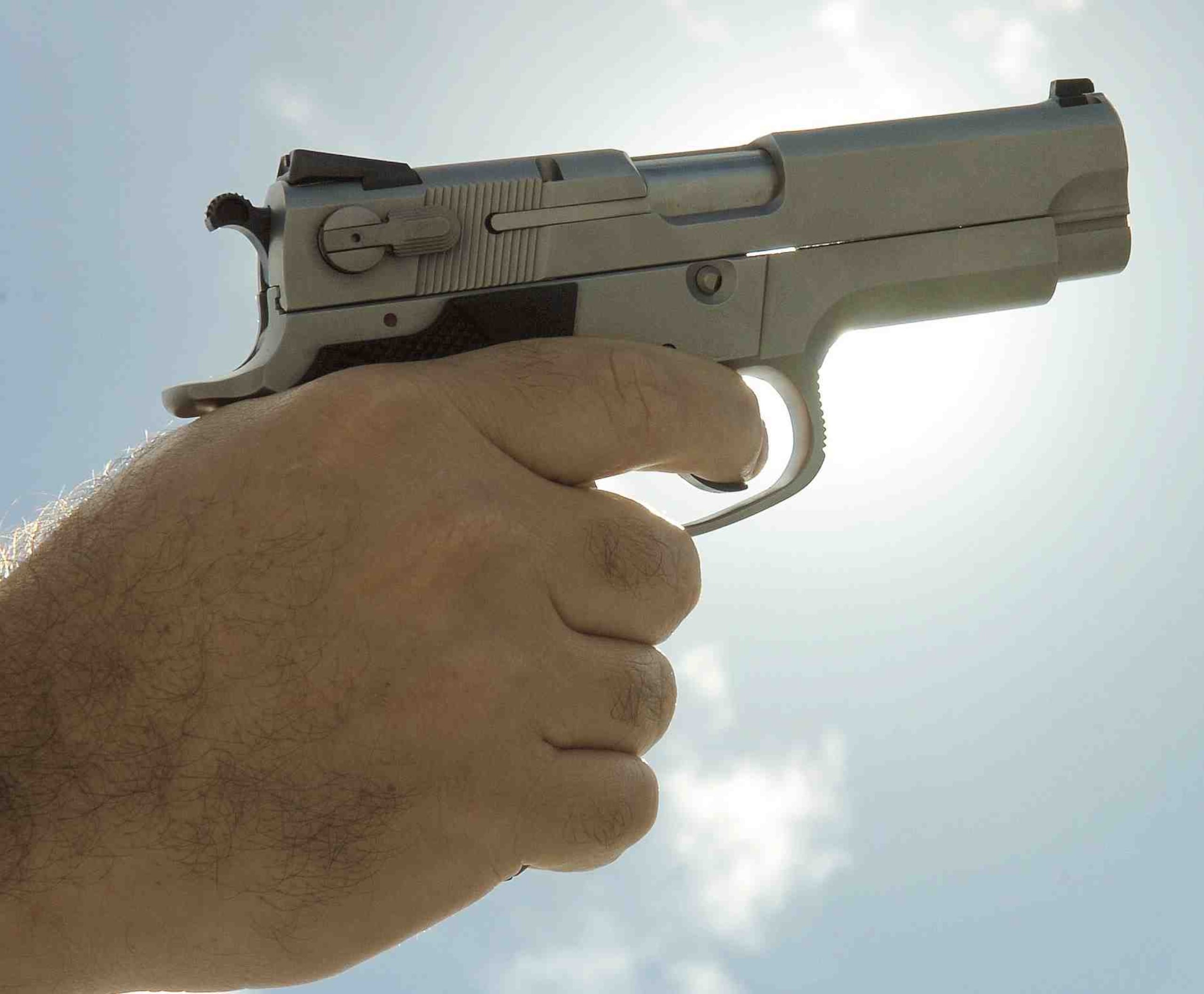 Al verse atrapado en su fechoría, el ladrón desenfundó un arma de fuego y al accionar el gatillo se disparó en un tobillo. (Archivo GFR Media)