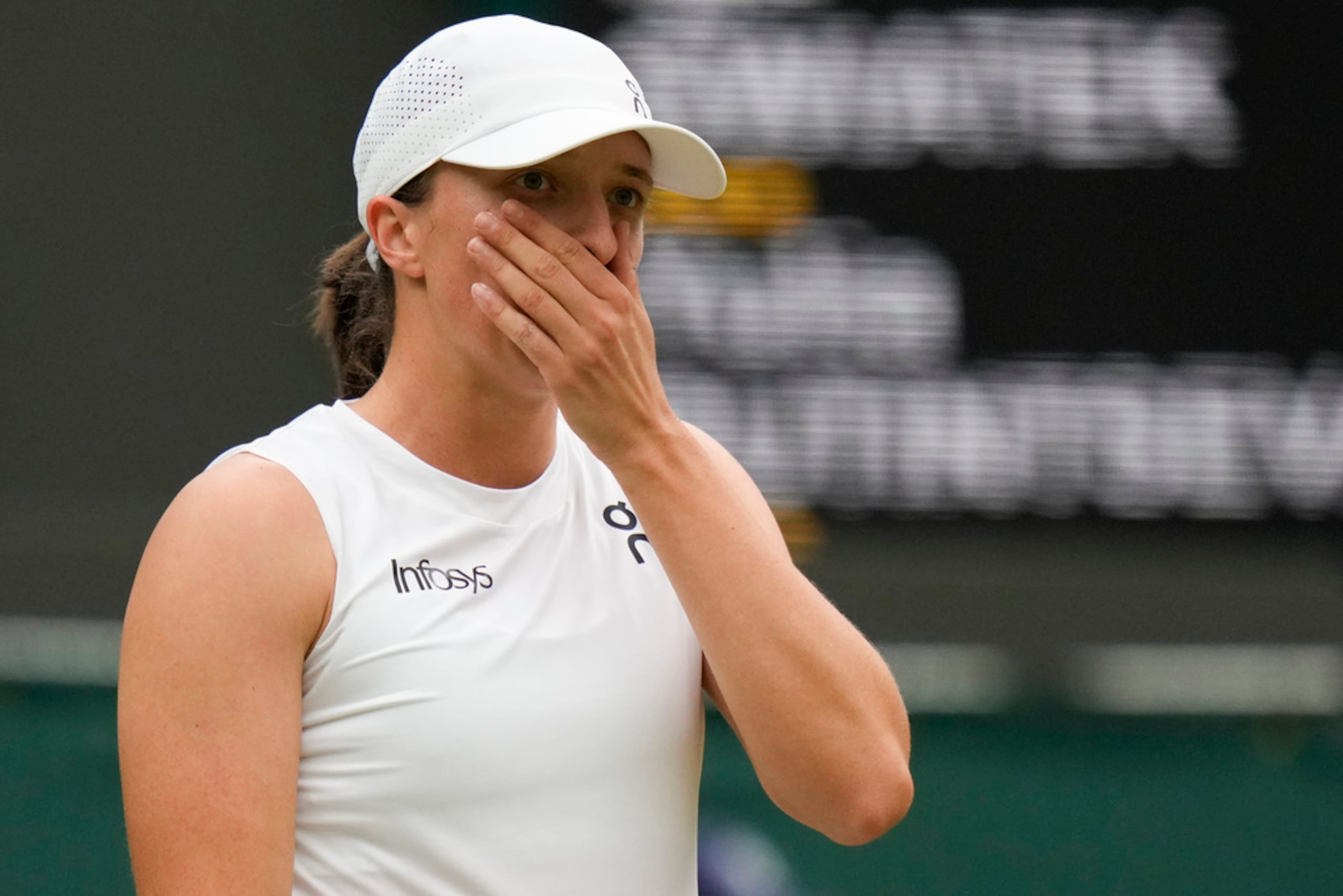 La polaca Iga Swiatek reacciona tras su derrota en la tercera ronda de Wimbledon ante Yulia Putintseva.