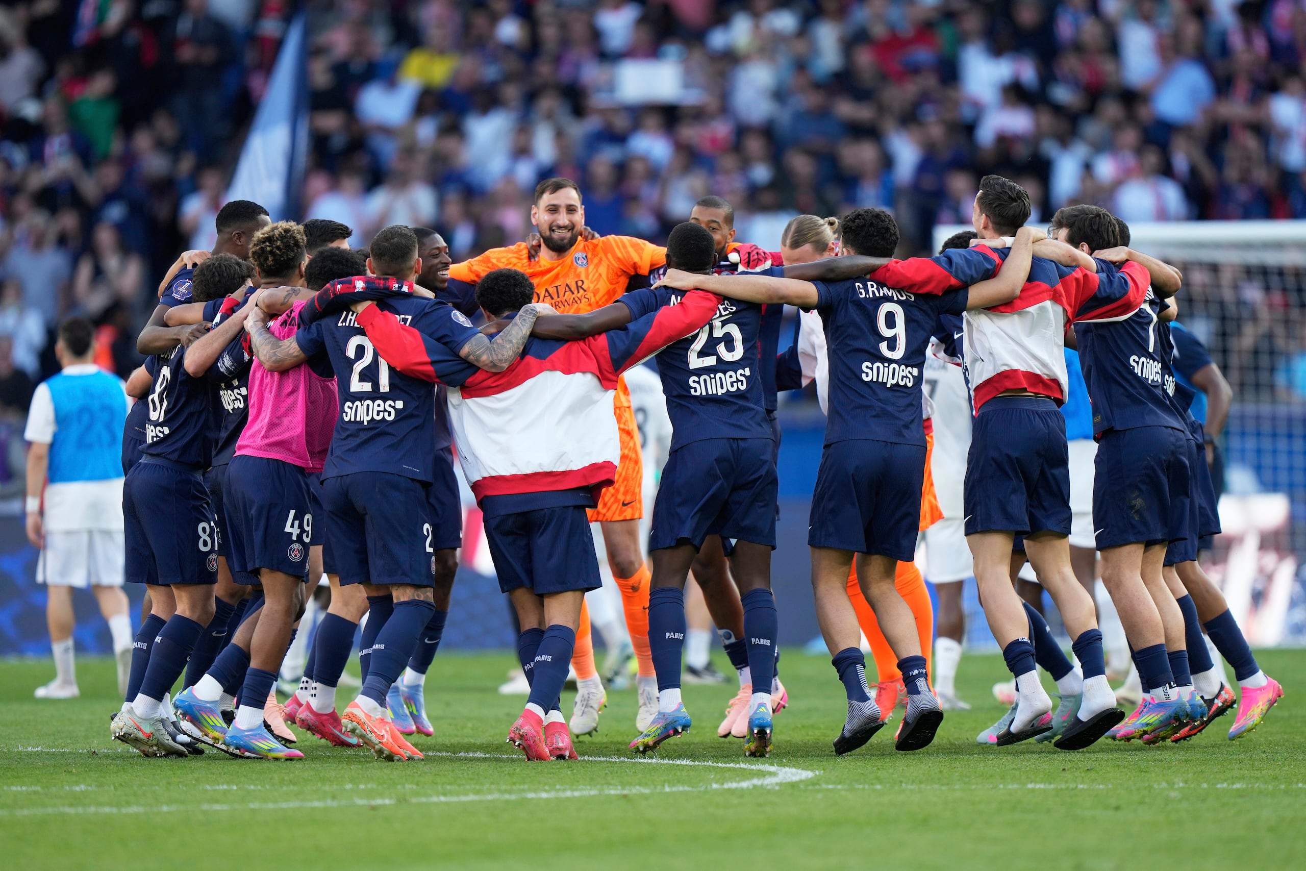 Jugadores del Paris Saint-Germain celebran el título de la liga francesa al vencer al Angers el sábado 5 de abril del 2025.