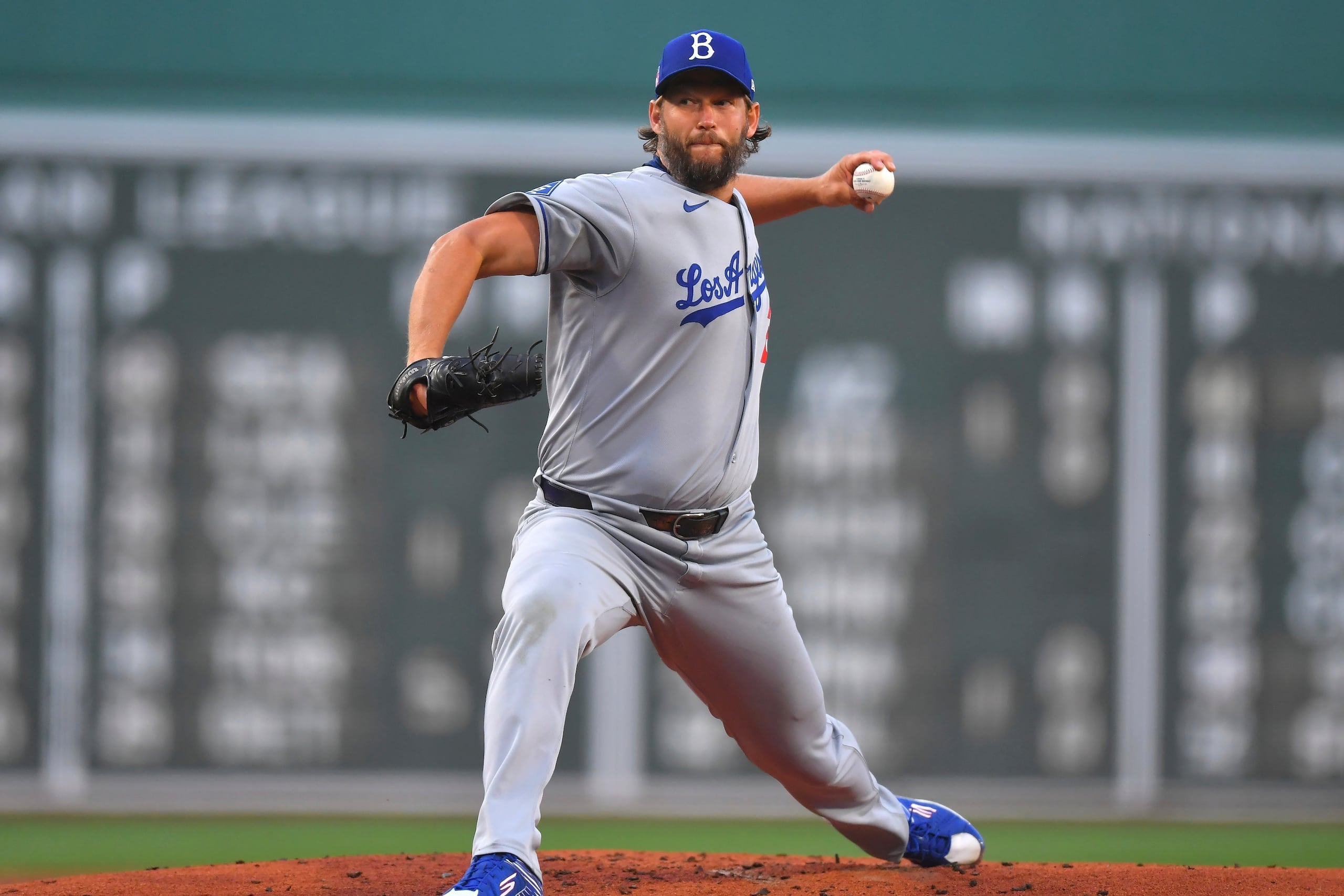 Clayton Kershaw de los Dodgers de Los Ángeles lanza contra los Medias Rojas de Boston, el sábado 26 de juliod de 2026, en Boston. (AP Foto/Steven Senne)