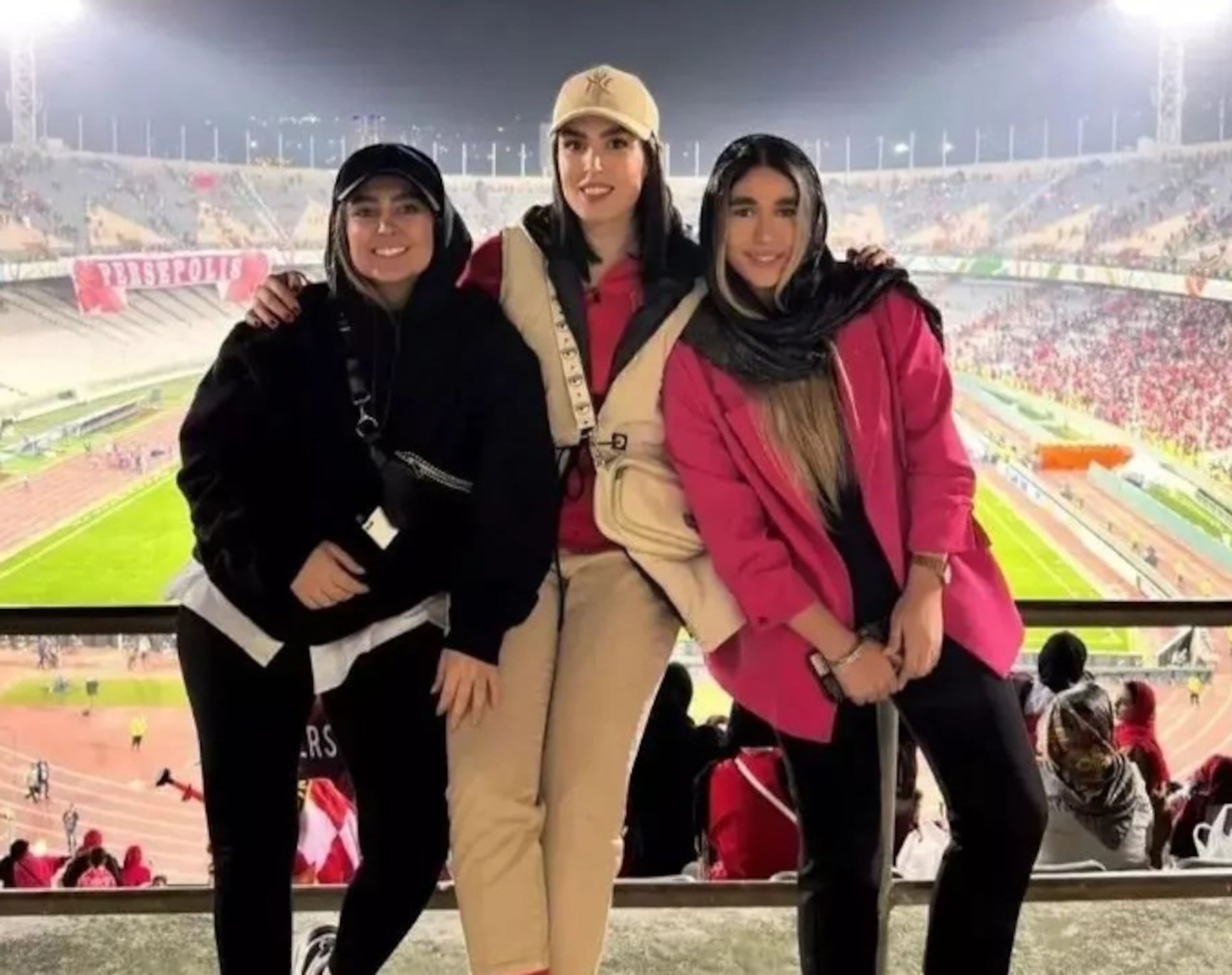 Estas tres mujeres fueron aceptadas al partido jugado en Teherán, un país donde las mujeres tienen vetado el ingreso a los estadios para partidos de hombres.