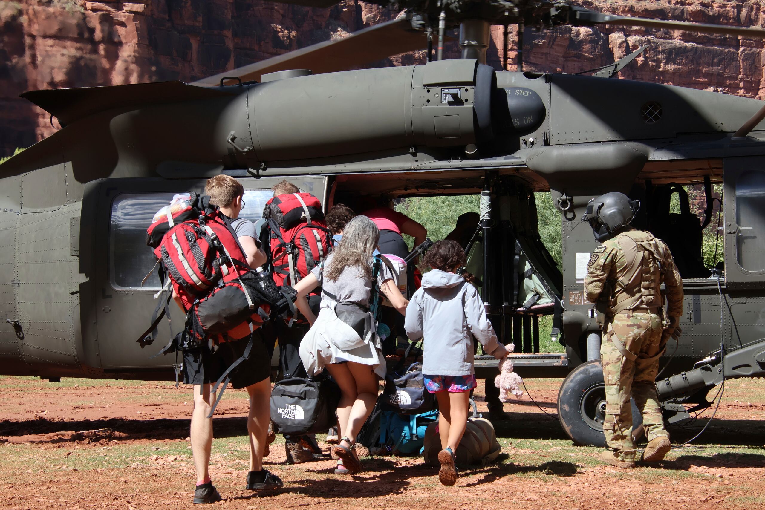 La Guardia Nacional logró evacuar turistas (Maj. Erin Hannigan/U.S. Army via AP)