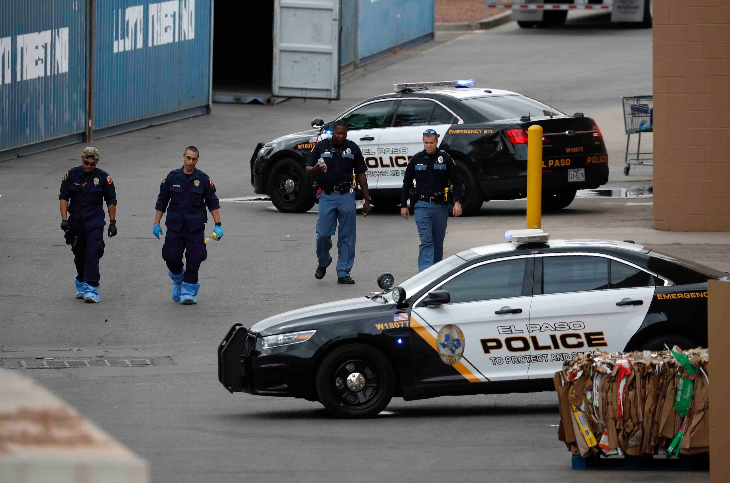 Un grupo de policías recorre la zona detrás de una tienda Walmart en el lugar de la masacre cerca de un centro comercial, en El Paso, Texas. (AP)