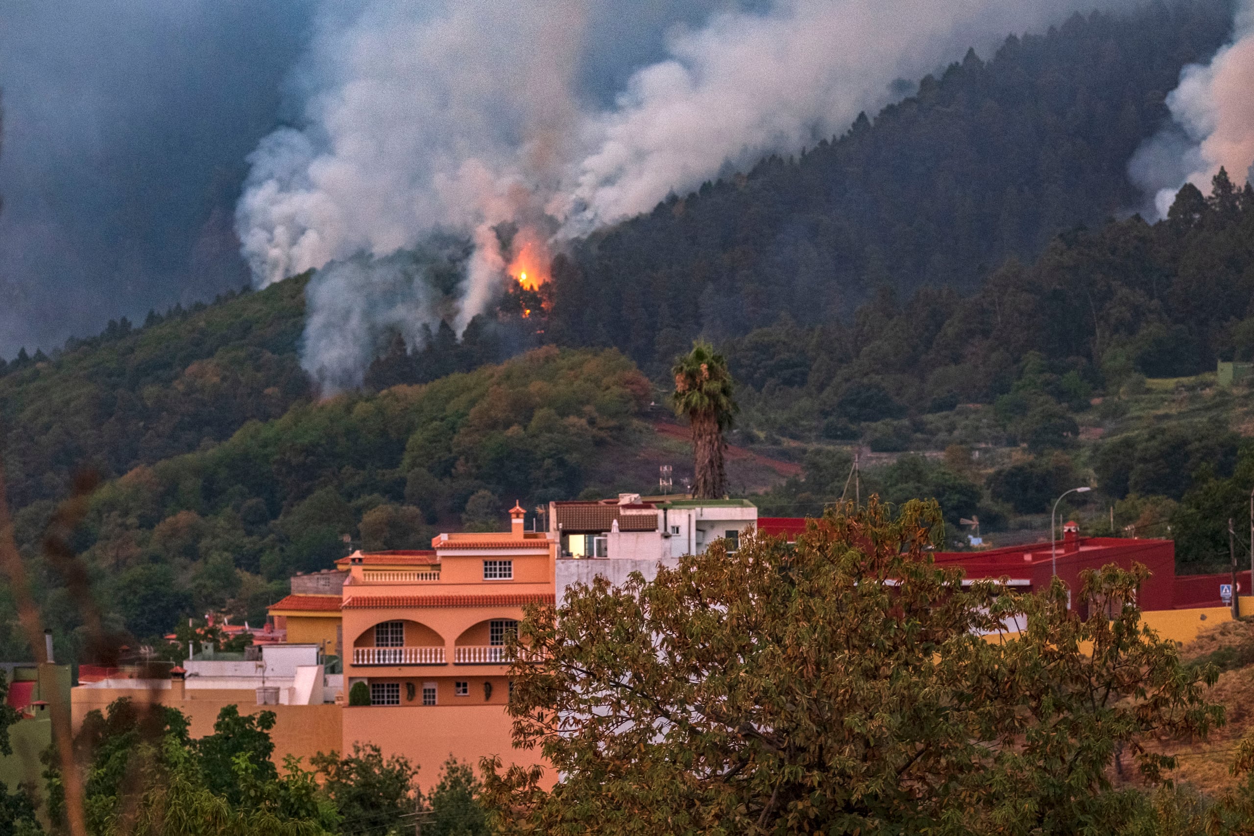 Los cerca de 12,000 evacuados están realojados en su mayoría en casas de familiares y el resto en otros lugares como albergues habilitados por el operativo de emergencias.
