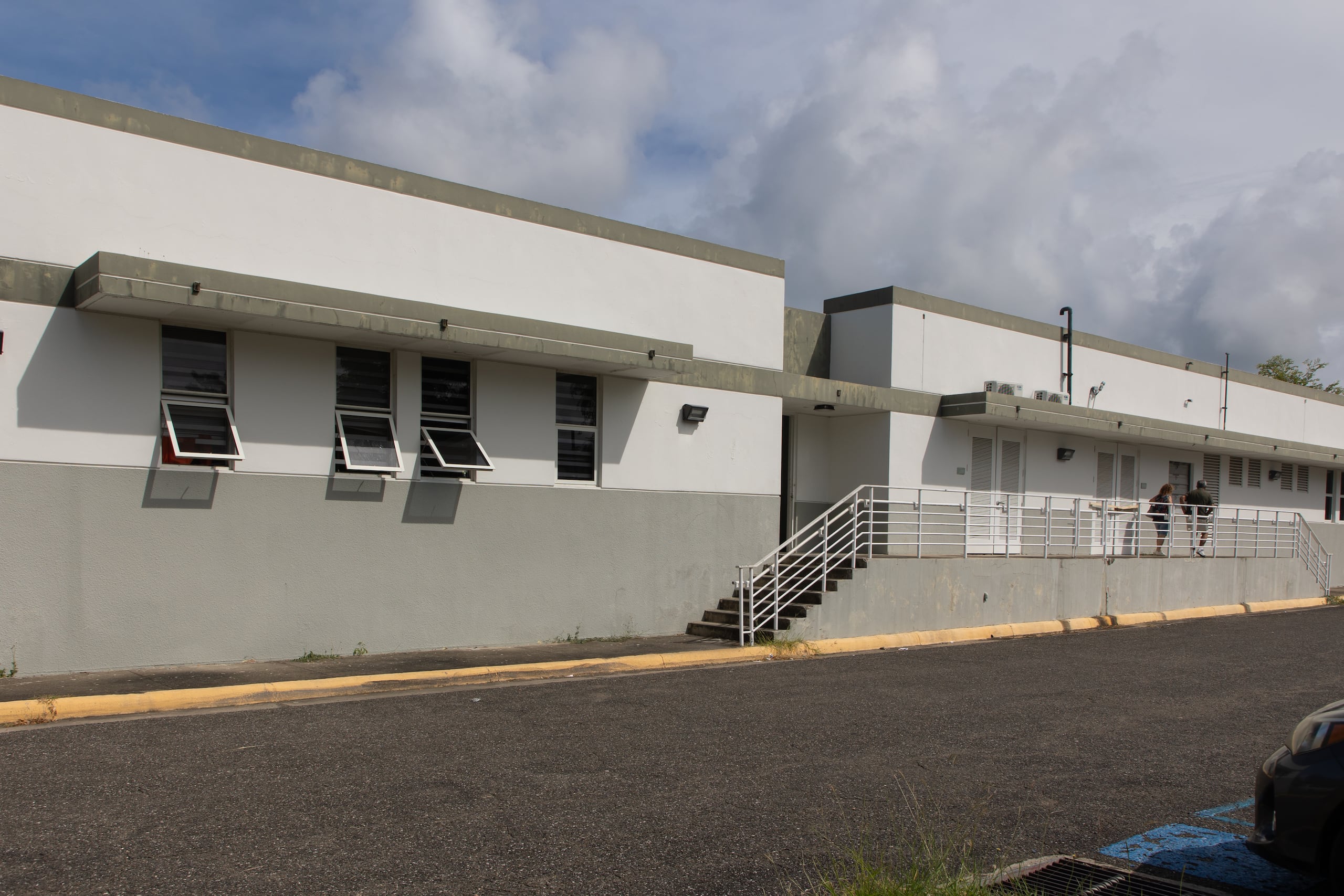 A pesar de que aún opera una oficina de Medicaid, la gran mayoría del edificio se encuentra abandonado.