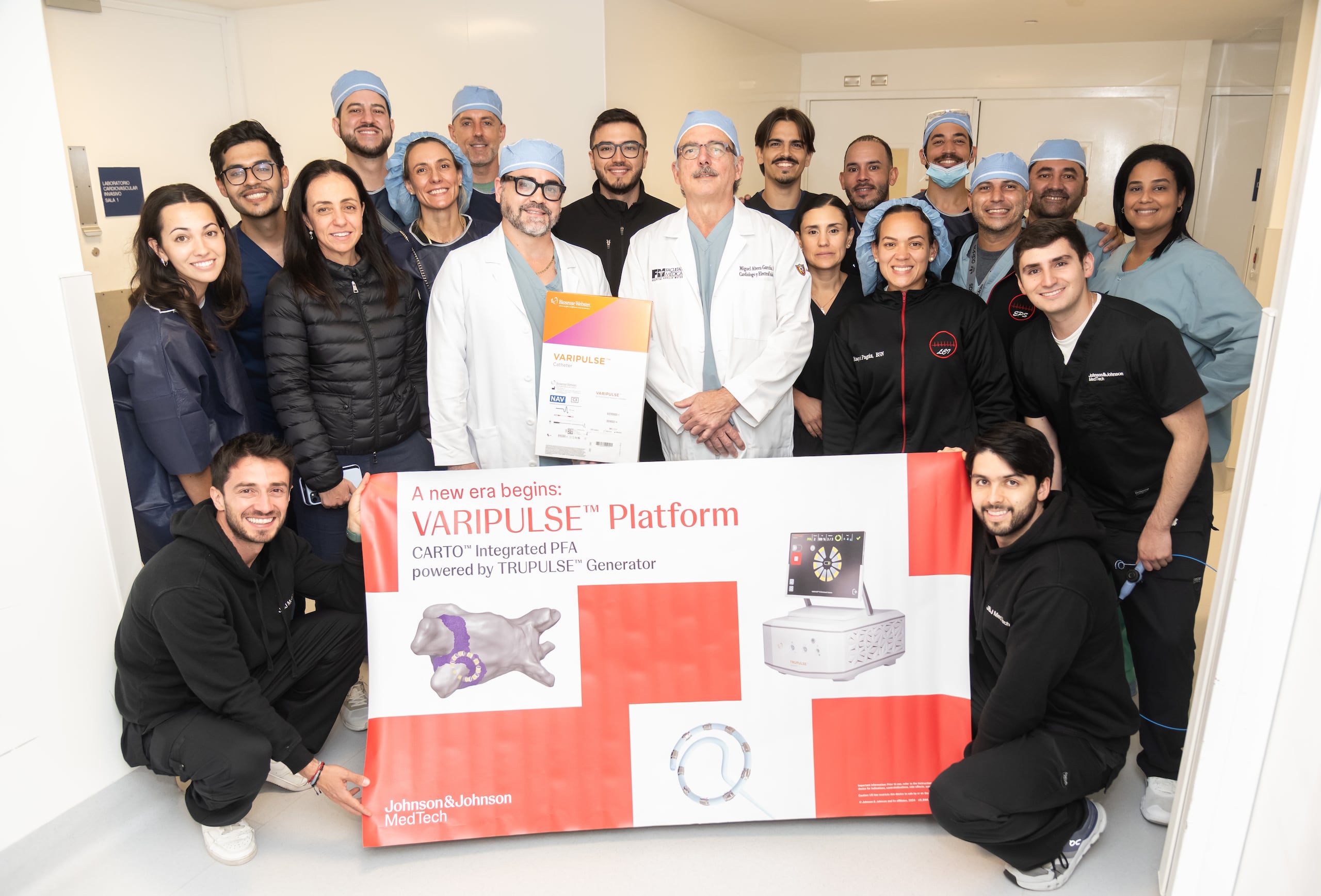 Grupo completo de Johnson & Johnson MedTech Puerto Rico junto a los doctores Luarde Montano y Miguel Abreu, justo luego de la primera intervención quirúrgica con Varipulse.