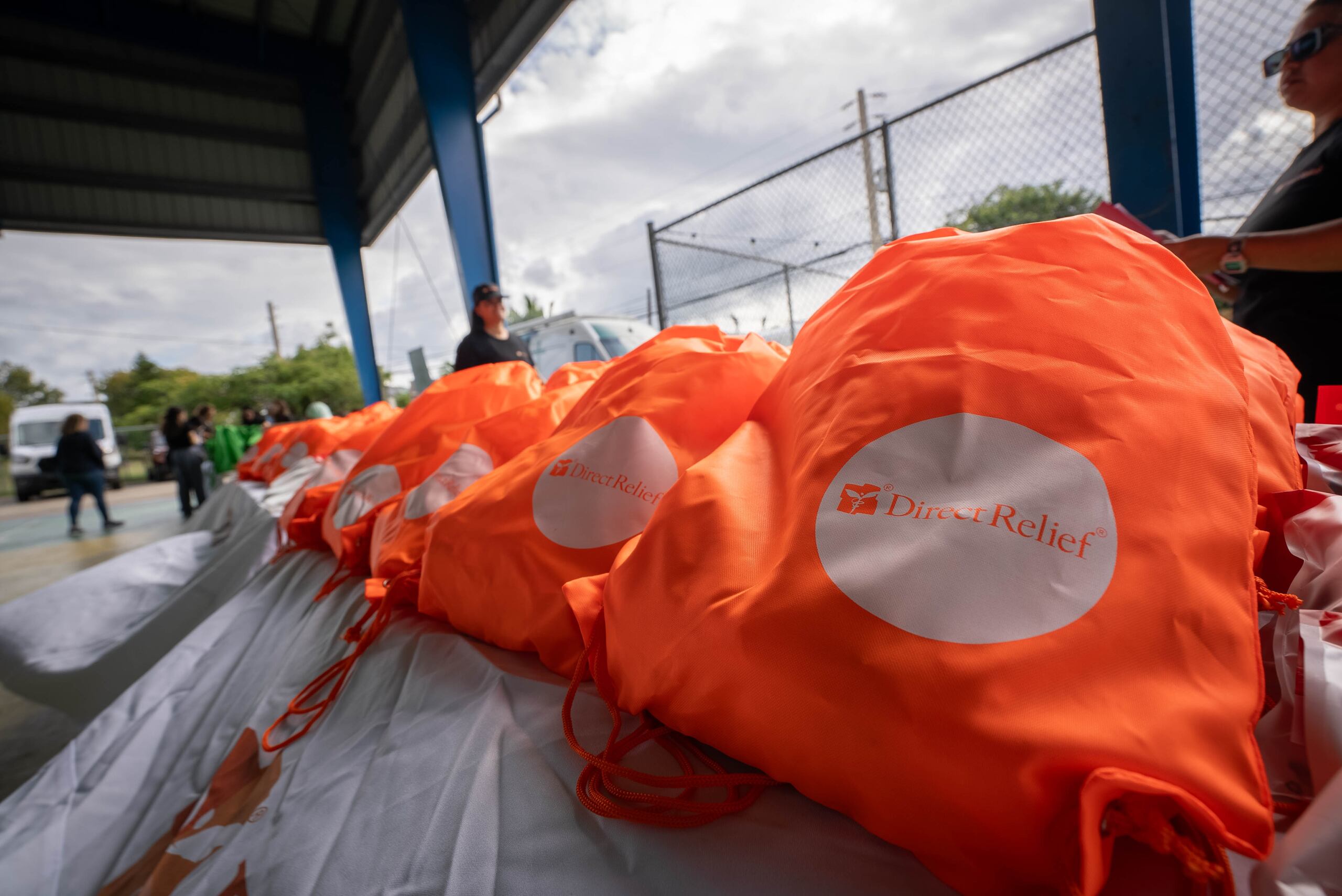 Además, se entregaron compras de alimentos, luces solares y kits de higiene.