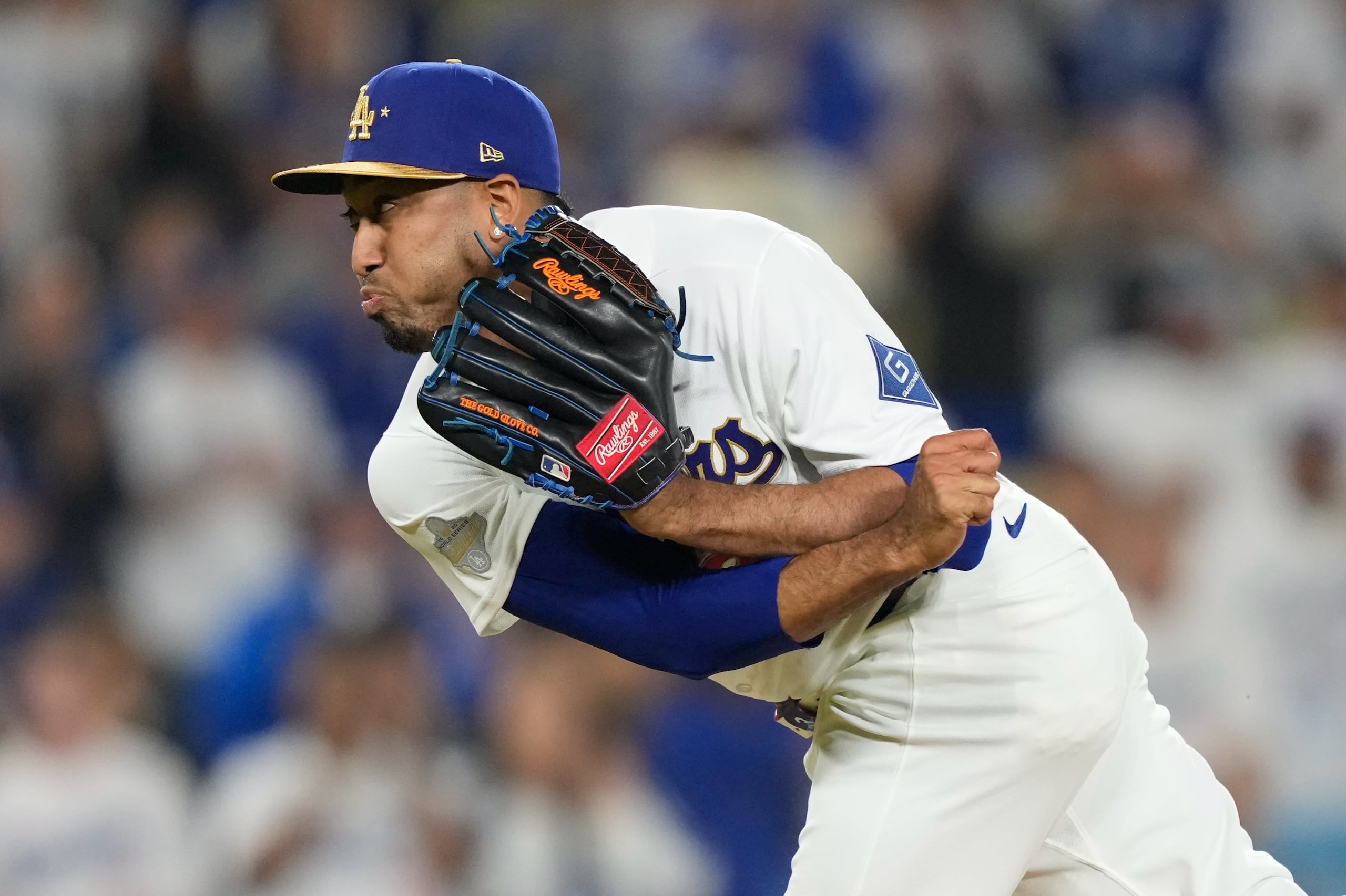 Edwin Díaz lanza en la novena entrada durante su segunda salida con los Dodgers.