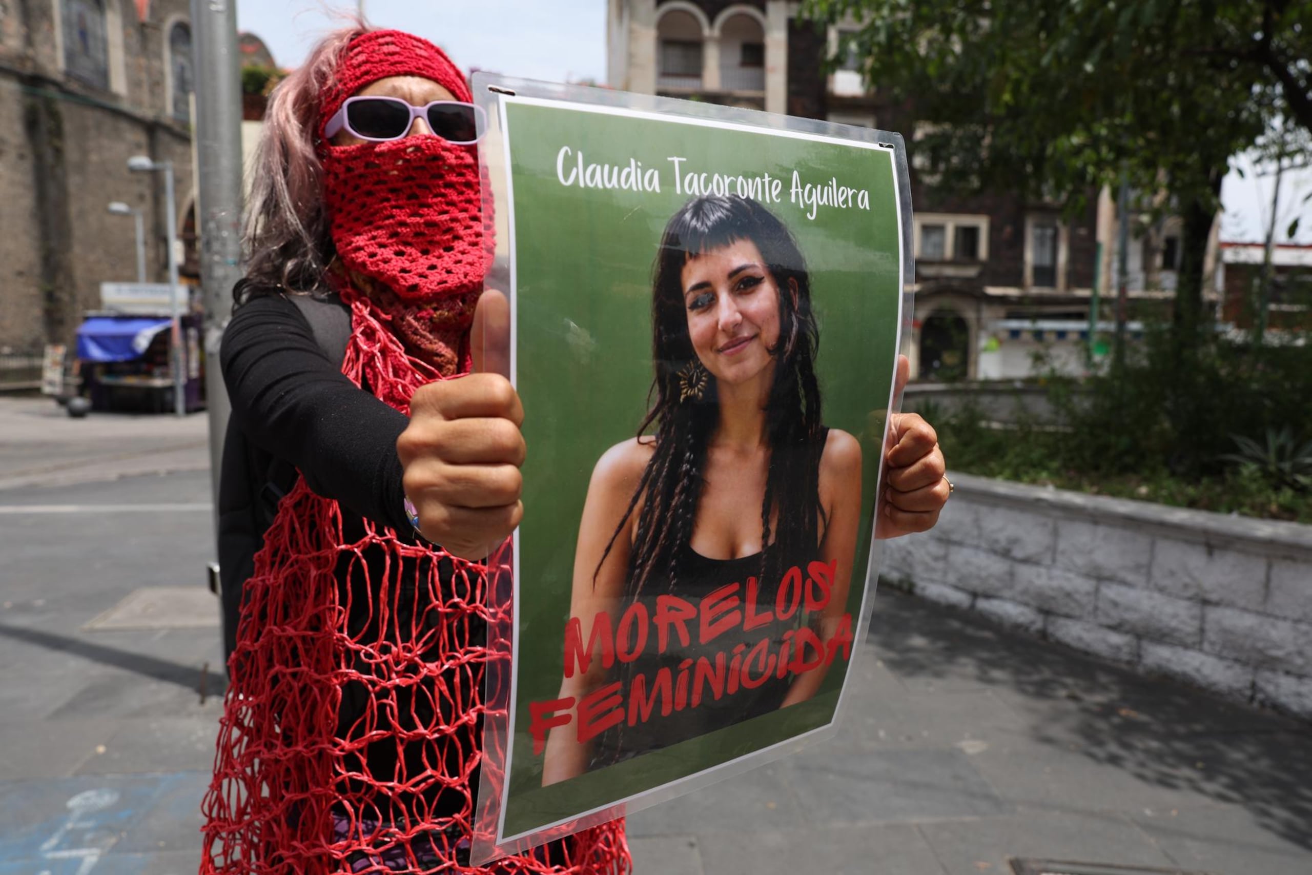 Una persona sostiene un cartel durante una manifestación para exigir justicia por el asesinato de la estudiante española Claudia Tacoronte Aguilera, el martes en Cuernavaca, Morelos (México).