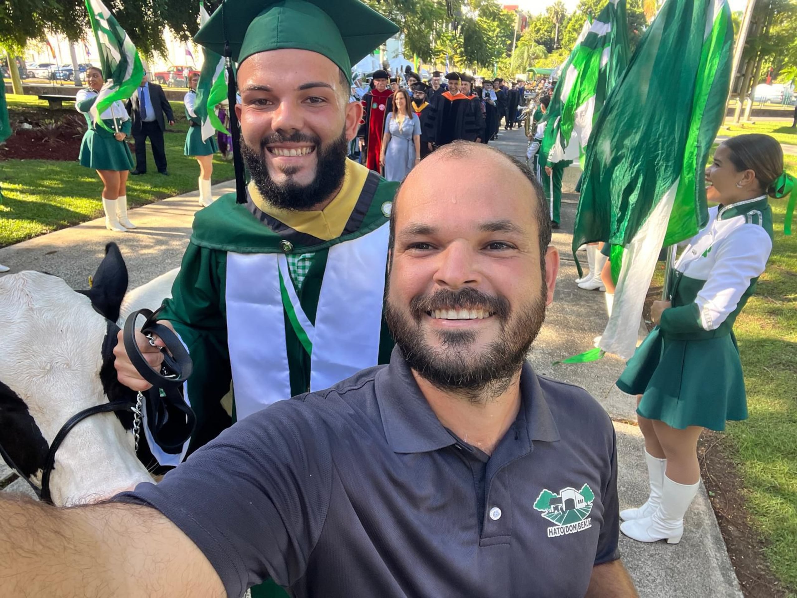 Joshua López Alfonzo y el propietario del Hato Don Benja, el agrónomo Carlos Alberto Pérez, previo a los actos de graduación del RUM.
