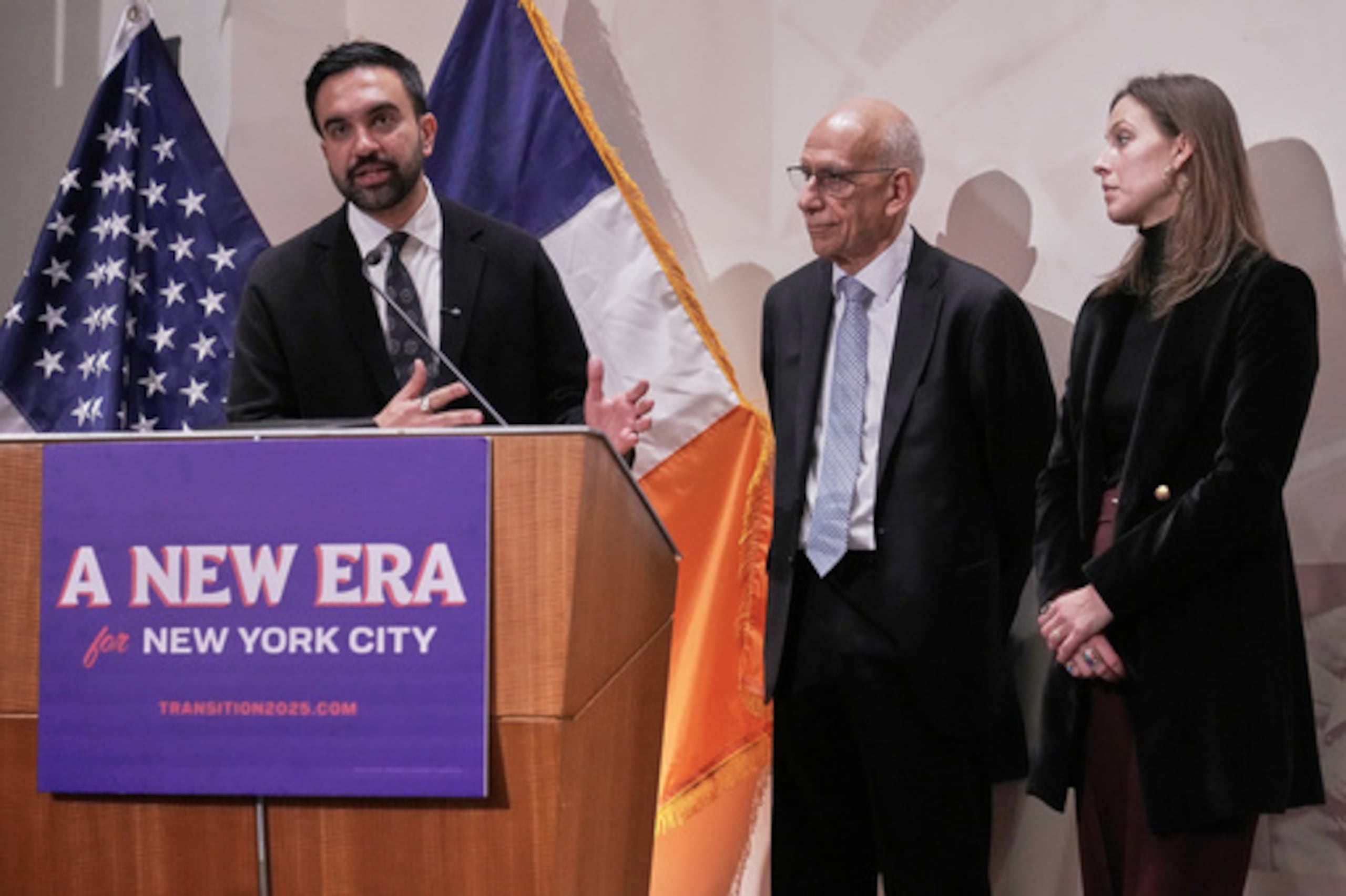 El alcalde electo de Nueva York Zohran Mamdani (izq) anuncia el nombramiento de Dean Fuleihan (cent) como primer vicealcalde y Elle Bisgaard-Church como jefa de despacho en Nueva York el 10 de noviembre del 2025. (AP foto/Richard Drew)